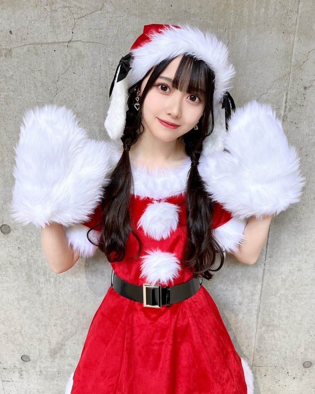 松本ももなさんのインスタグラム写真 - (松本ももなInstagram)「サンタさん可愛い??🤶  ふわふわしてかわちかわち(՞_ ̫ _՞)ᐝ  今日のサンタさんは 耳をつけて横浜にいましたー🐶  わんこさんたさんU´•ﻌ•`U🎀  リアルトーク会 🤶横浜 ありがとうございました♡ クリスマスにファンの方と過ごせて 楽しい１日でしたーー🎄  #私服 #merrychristmas #xmas #クリスマス #サンタコス #サンタ #コスプレ #santaclaus #cosplay #cosplaygirl #cosplaying #japanese #japanesegirl #kawaiigirl」12月25日 22時52分 - momona.1012