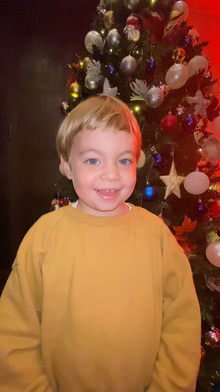 のインスタグラム：「Best Wishes from Tazio🎄❤️🎅🏻  “Gioia, pace e tempi migliori”」