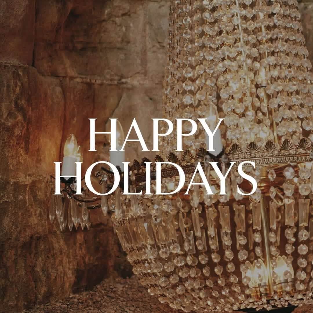 Banana Republic のインスタグラム：「Wishing all a Merry Christmas filled with love, peace and enchanting moments.」