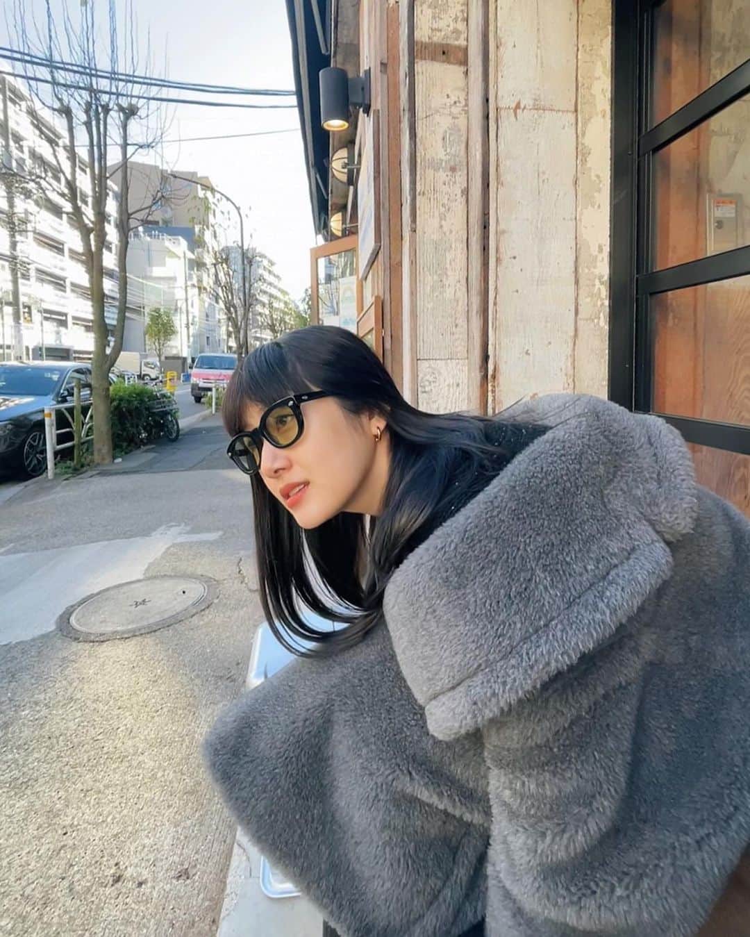 新井貴子のインスタグラム：「Merry Christmas🌹  大寒波襲来。。🧟‍♀️🌪☃️ ストーブの前を陣取りがち。  皆さんの寒さ対策は出来ていますか？」