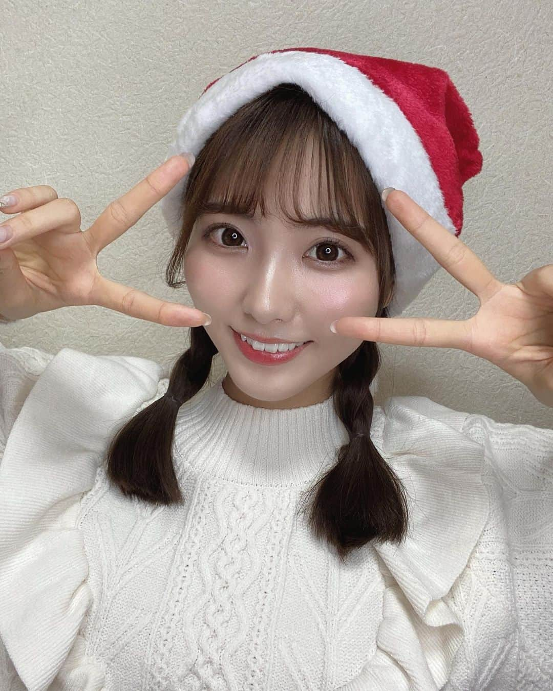 山下七子さんのインスタグラム写真 - (山下七子Instagram)「Merry Christmas🎁✨ インスタライブ昨日も今日もありがとうございました☺️  皆さんのお陰で楽しいクリスマスになりました✨♪  #クリスマス #サンタさん#ピンクメイク#三つ編みアレンジ」12月25日 23時09分 - yamashita_nanako