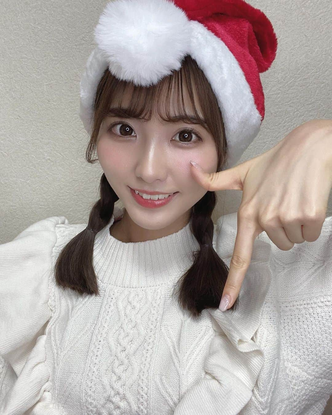 山下七子さんのインスタグラム写真 - (山下七子Instagram)「Merry Christmas🎁✨ インスタライブ昨日も今日もありがとうございました☺️  皆さんのお陰で楽しいクリスマスになりました✨♪  #クリスマス #サンタさん#ピンクメイク#三つ編みアレンジ」12月25日 23時09分 - yamashita_nanako