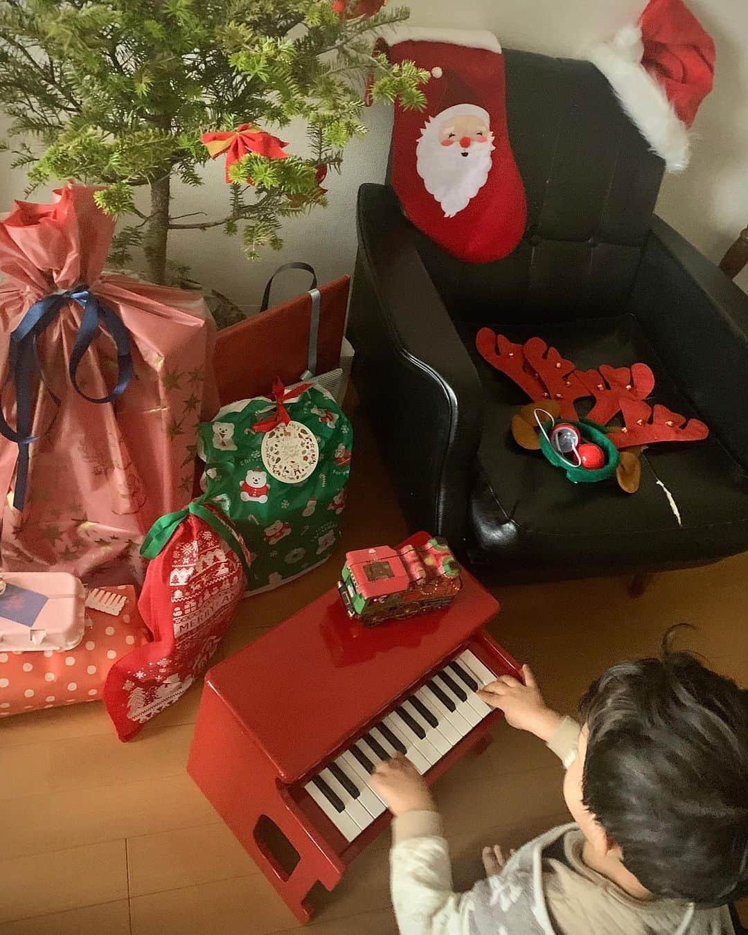 仲川希良のインスタグラム：「#adventcalendar 🎄24 クリスマスが……終わってしまう……！ 最後のおしゃべりは「クリスマスはどう過ごしますか？」 ・ 去年のクリスマスはお引越ししてましたからねぇ それに比べたらゆっくり 自宅と実家で、家族との食事を楽しみました ・ 自宅のディナーはうちの畑のものをたくさん使おうと思って 夏に採って作った梅ジャムでチキンを焼き 今が採り時のロマネスコをツリーに見立てて添え 保存しておいたビーツでピンクのポタージュを作りました ブレンダーの工程は息子お得意のお手伝いポイント ・ プレゼントにはピアノと木琴まで届いて 私も夫も駆り出されたセッションは夜まで続きました ・ どこで耳にしたのか少し前から息子が頻繁に「みんなパーティ」と言うようになって不思議だったのだけど この2日は何度も嬉しそうに「みんなパーティ」と呟いていました ご希望通りのパーティになったかな クリスマス楽しくて 幸せだよね ・ ・ アドベントカレンダー投稿 今年も遅刻したけど なんとかクリスマスのうちに出来ました笑 ・ おしゃべりテーマを寄せてくださったみなさん たくさんのアイディアをありがとうございました！ ・ クリスマスまでの日々はいつもあっという間 でもこのおしゃべりのひと時のおかげで ちょっと時間のスピードをゆるめて クリスマスを味わえました 楽しんでいただけていたら嬉しいです ・ ・ どうかあたたかい夜をお過ごしください 良い夢見てね！ ・ ・ #merrychristmas 👋🎅🏻」