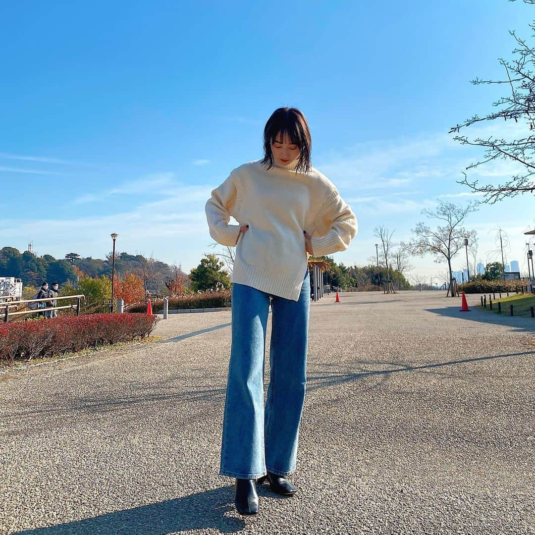 磯俣愛さんのインスタグラム写真 - (磯俣愛Instagram)「/ #あいちゃんcloset / 最近ヘビロテ中のバッグ👜 と、一癖あるニット🧶 片側だけスリット 肩は切り返しで タートルネックも後ろはスリット おもろ〜 . . . . . . #auntmaries#ニットコーデ#シンプルコーデ #am_code#デニムコーデ#ハンドバッグ#冬コーデ」12月25日 23時20分 - ai_isomata