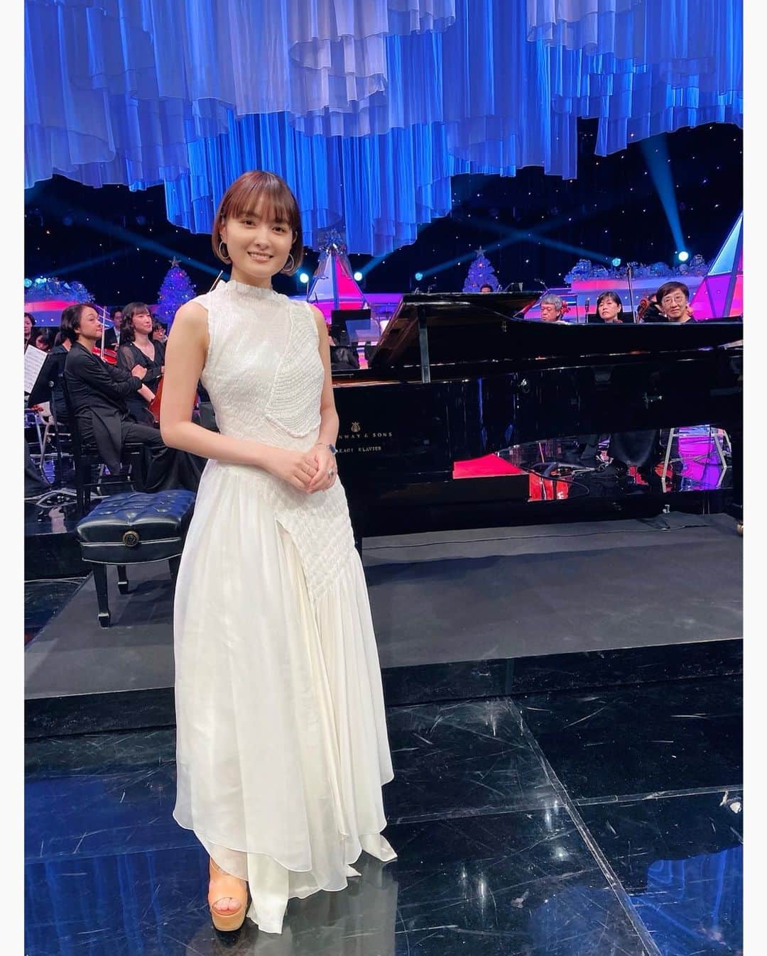 葵わかなのインスタグラム：「クリスマスイヴと、曲の雰囲気にぴったりな衣装とメイクでした☺️  聖なる夜感🎄🎄🎄  セットもとても素敵だったな〜  #Mステ#クリスマス」