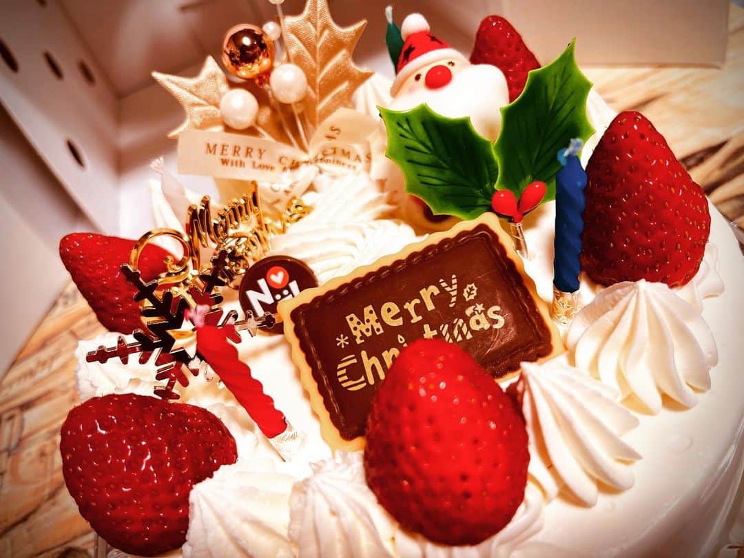 佐々木梨乃のインスタグラム：「🎄𝐌𝐞𝐫𝐫𝐲 𝐂𝐡𝐫𝐢𝐬𝐭𝐦𝐚𝐬 🎅🏼⋆꙳   #クリスマスケーキ#私だけ食えない #なぽれおん#ケーキ #スイーツ #ろうそくがボルボカラーで嬉しい  #初めて高知で過ごす #クリスマス」