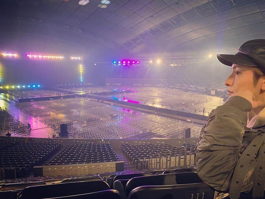 與真司郎のインスタグラム：「みなさん、こんばんは😊 カトシバです‼️  ドームツアーオーラス札幌公演、 ありがとうございました🙇‍♂️ ファンのみなさんの熱量を毎公演感じたツアーでした。  そして、僕たちもしんさんからたくさんの想いや学びを得ることができました。 この場をかりて、感謝を伝えたいと思います。 ありがとうございます。  これからもteamATAEのみなさんとともに たくさんの想い出を作れるように、 僕たちも精進していきますので、 引き続きよろしくお願いいたします。  #AAA #AAA15thanniversary #thanxaaalot #與真司郎 #カトシバメセン #募る想い」