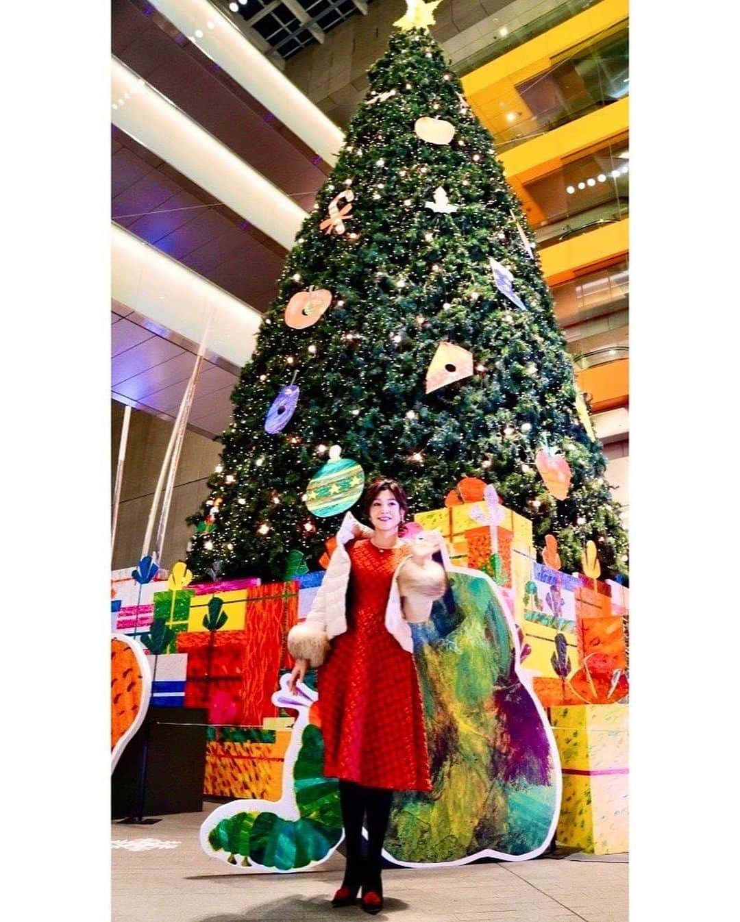 藤原紀香さんのインスタグラム写真 - (藤原紀香Instagram)「Merry Xmas✨✨✨ どんな聖夜をお過ごしでしたか、❤️  #三菱ふそう #silent night  #クリスマスイベント #サイレントカー #静寂 エンジン音を出さずに走る電気トラック#eキャンター ！ #ご縁 #cm #懐かしい  #子どもたち #クリスマスプレゼント プレゼント 🎁 #ご時世 #脱炭素 #未来をになう子どもたち #ゼロエミッション車 #親しむ  #エリック・カール #絵本 #はらぺこあおむし  #世界観 #表現   #パールジュエリー @rubida_jewelry   #ワンピース # rene  @rene_official_jp   #ルブタン 👠   #メイク #hikarimirai  @hikarimirai_beauty」12月25日 23時47分 - norika.fujiwara.official