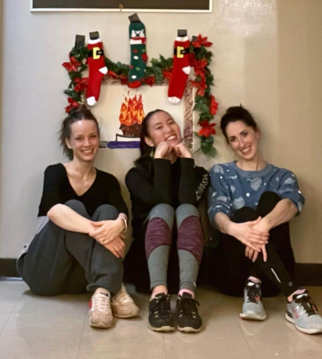 Lily Saito (齊藤莉理)さんのインスタグラム写真 - (Lily Saito (齊藤莉理)Instagram)「Nutcracker 2021 🎄 • It’s been a long time coming since we were all able to perform in theaters but we made it all happen without losing our holiday cheer! 🎄🎅🏻 So grateful to be surrounded by such lovely people and deepening connections with my Nashville Ballet family ❤️  • Merry Christmas to all!! 🧑🏻‍🎄🎅🏻🎄」12月25日 23時49分 - lilysaito_