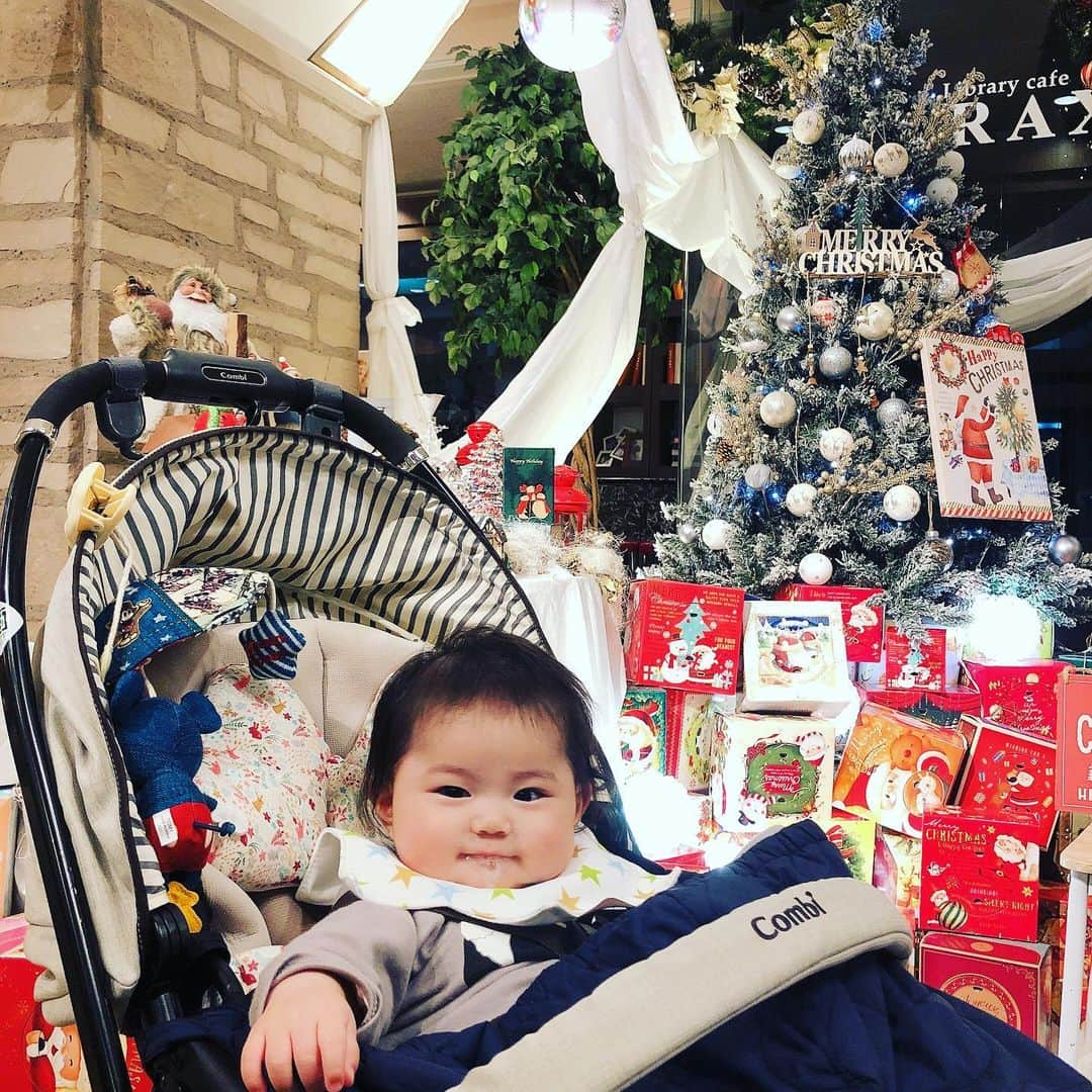 泉水いづみさんのインスタグラム写真 - (泉水いづみInstagram)「滑り込みで、メリークリスマス✨🎄✨  さくらちゃん🌸 初めてのクリスマス💕  #生後6ヶ月 #令和3年6月ベビー #赤ちゃんのいる生活」12月25日 23時50分 - izumidumi