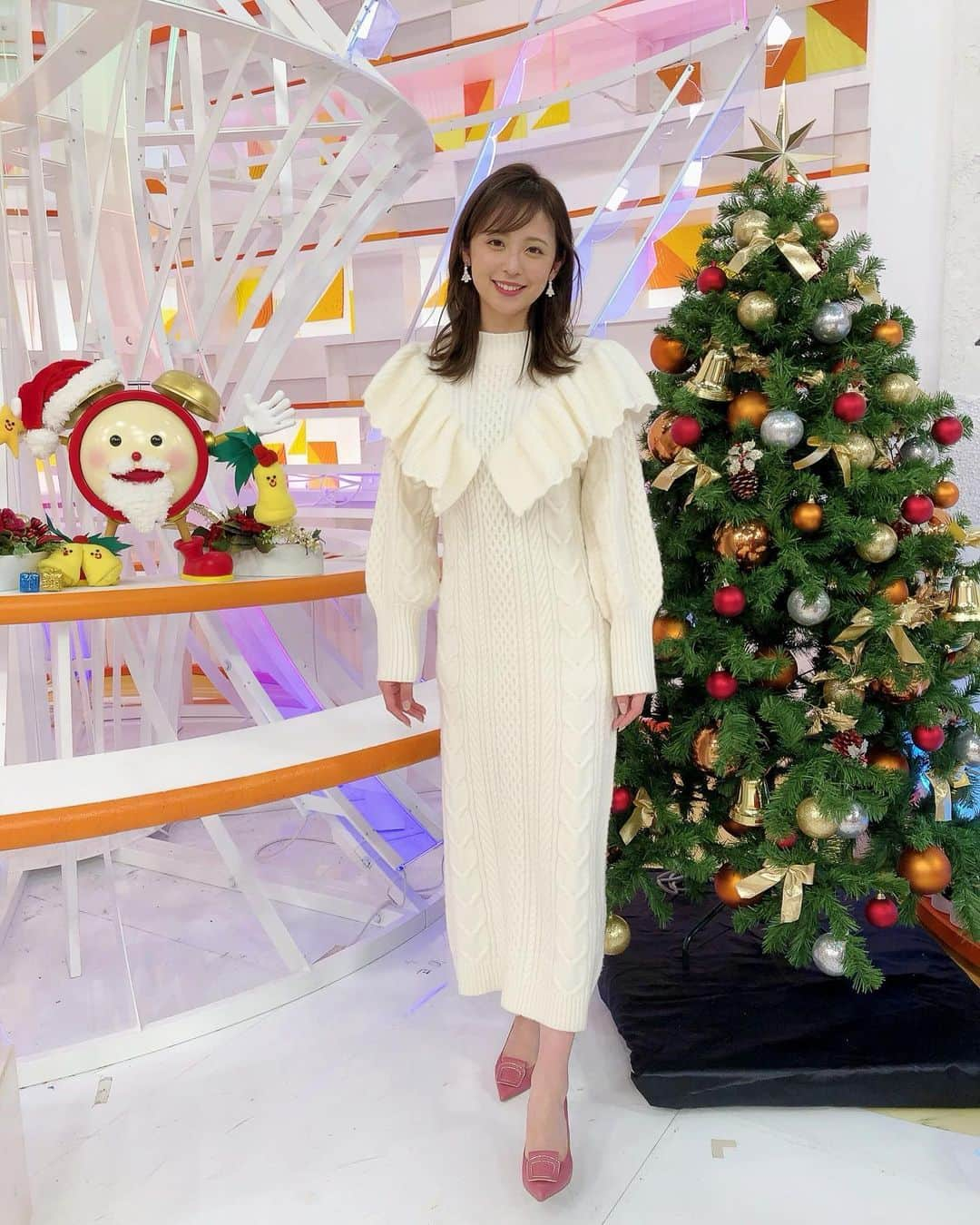 久慈暁子さんのインスタグラム写真 - (久慈暁子Instagram)「* 今日の衣装は クリスマスツリーに囲まれてました🎄 * #クリスマスツリー #髪がぴょんってしてた #ニットワンピース　 #20211225」12月25日 23時50分 - kuji_akiko