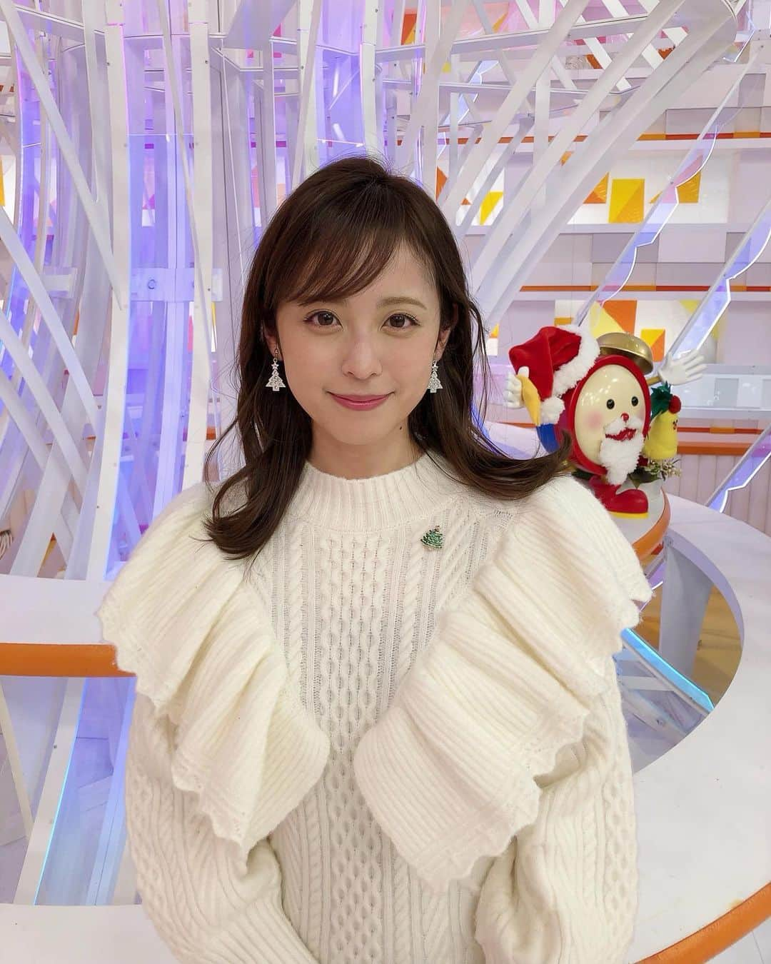 久慈暁子さんのインスタグラム写真 - (久慈暁子Instagram)「* 今日の衣装は クリスマスツリーに囲まれてました🎄 * #クリスマスツリー #髪がぴょんってしてた #ニットワンピース　 #20211225」12月25日 23時50分 - kuji_akiko