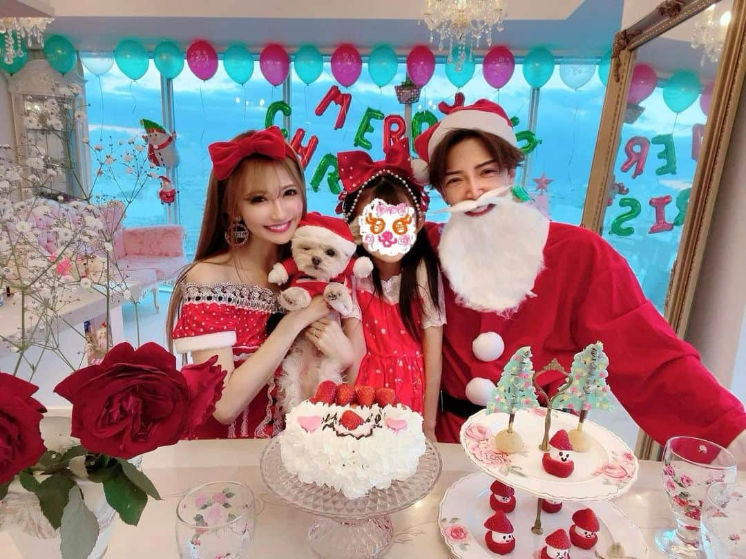 寿リリカさんのインスタグラム写真 - (寿リリカInstagram)「♡ Xmasホームパーティー🎉🎅🎄💖 ♡ サンタさんと毎年恒例の我が家のパパサンタもプレゼントをもって来てくれたよ〜🏡🎅🏻🎁🎁🎁 ♡ パパとパパサンタは別人らしくて（笑） パパのおともだちというパパサンタは動きと話し方が癖強すぎておもしろすぎるの🤣❣️パパサンタの登場に娘はなぜか恥ずかしがっててかわいかった🤣💓💓 ♡ パパサンタはプレゼント渡してすぐ帰っていき、この写真はただのパパらしい❤️❤️ ♡ いつも家族を楽しませてくれて笑顔にしてくれるおちゃめなところがだいすき❤️❤️楽しいクリスマスにしてくれてありがとう❤️💚❤️💚 ♡ #ハッピークリスマス #ホームパーティー #ファミリークリスマス #パパサンタ #happyxmas #xmasparty」12月25日 23時50分 - ririkakotobuki