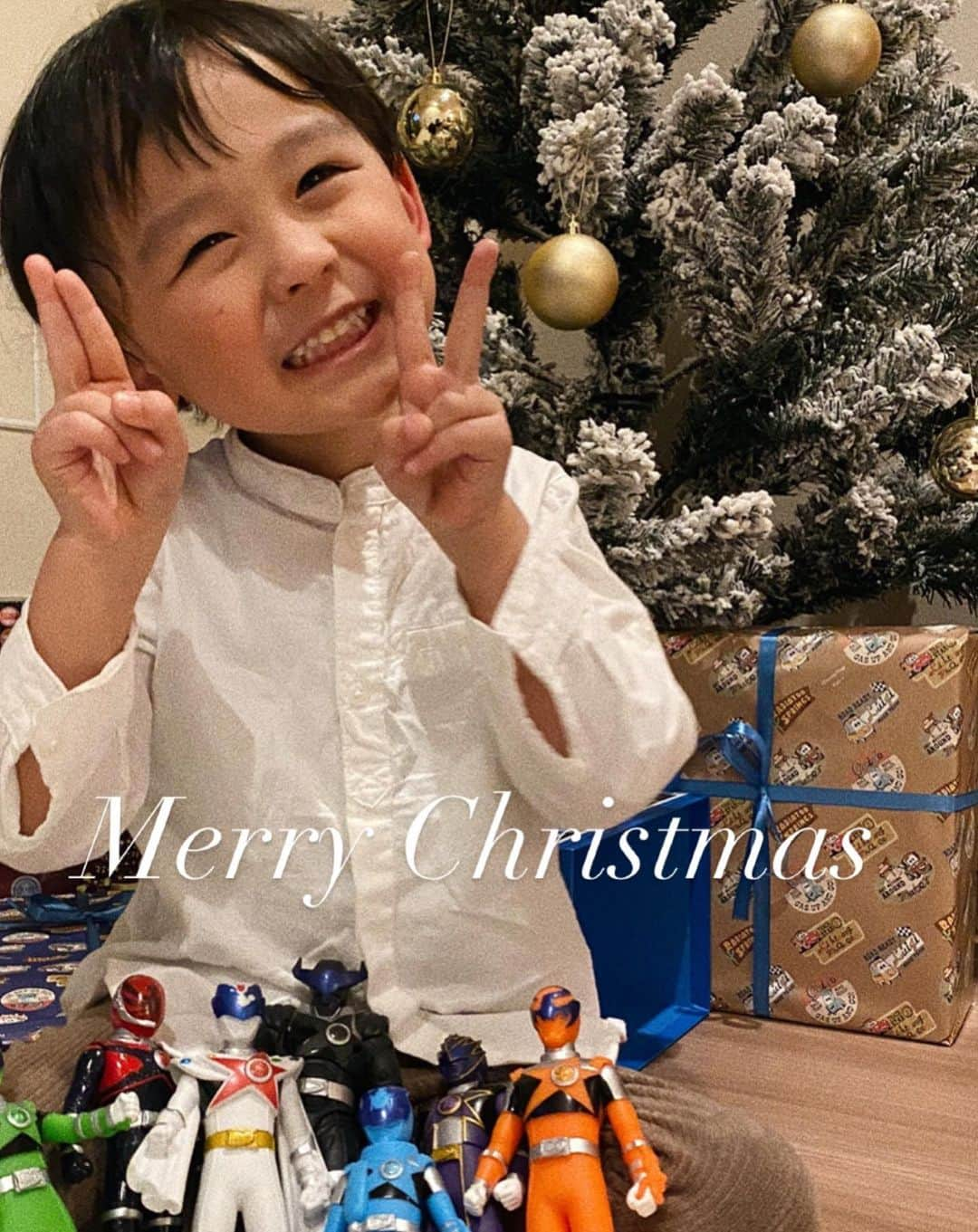 大畑ありささんのインスタグラム写真 - (大畑ありさInstagram)「Merry Christmas🎄💕  こまるくん今年で4度目のクリスマス☺️✨  最近、すっかりお兄さんになって👦🏻 成長の早さに驚きます🥺✨ 👶🏻→👦🏻  クリスマスって何歳まで一緒に過ごせるのかな？ できるなら、20歳すぎても 一緒に過ごしたいな🥺🙏🏻✨  #最近のブームはカニピース🦀」12月25日 23時58分 - ohataarisa