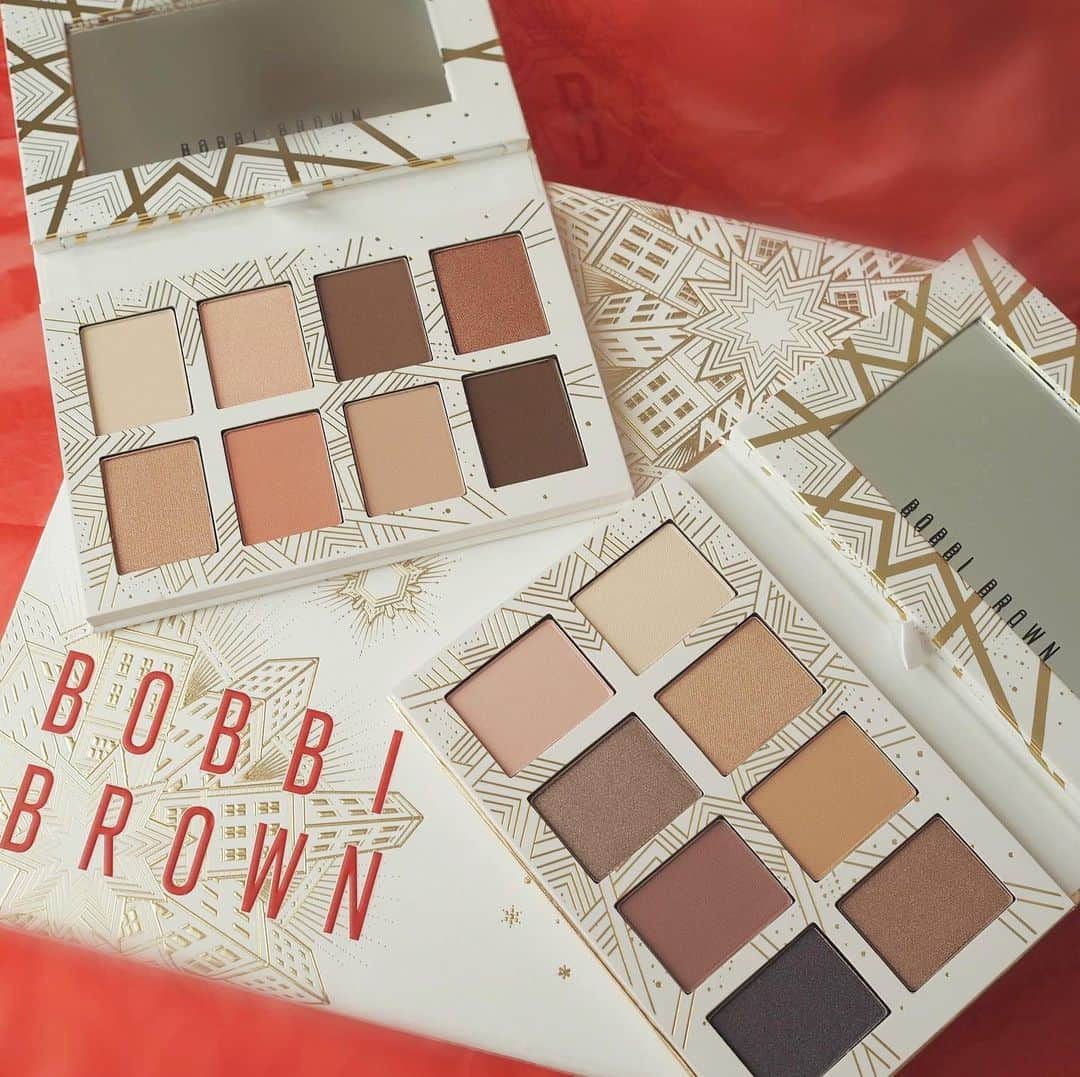 山口真帆のインスタグラム：「⁡ ......................................... ⁡ ☑#bobbibrown #ボビイブラウン  #クリスマスコフレ ⁡ ......................................... ⁡ Happy Holidays💫 ⁡ 今年のクリスマスコフレ、ボビイブラウンのアイシャドウが大優勝してました🏅 ⁡ ボビイのラメは上品な輝きで1番の褒められアイシャドウ。  ラメ感綺麗なアイシャドウ教えてって言われたら、真っ先に浮かぶのがボビイブラウン。 ⁡ 薄づきなので重ねて濃いめにも調整しやすいからパーソナルカラー関係なく使えてとっても便利❤️‍🔥 ⁡ ⁡ ⁡ #ゴールデンイリュージョンアイシャドウパレット  #リュクスアイシャドウフォイル  #コブルストーンレーンアイシャドウパレット  #オパールセントドリームアイシャドウパレット」