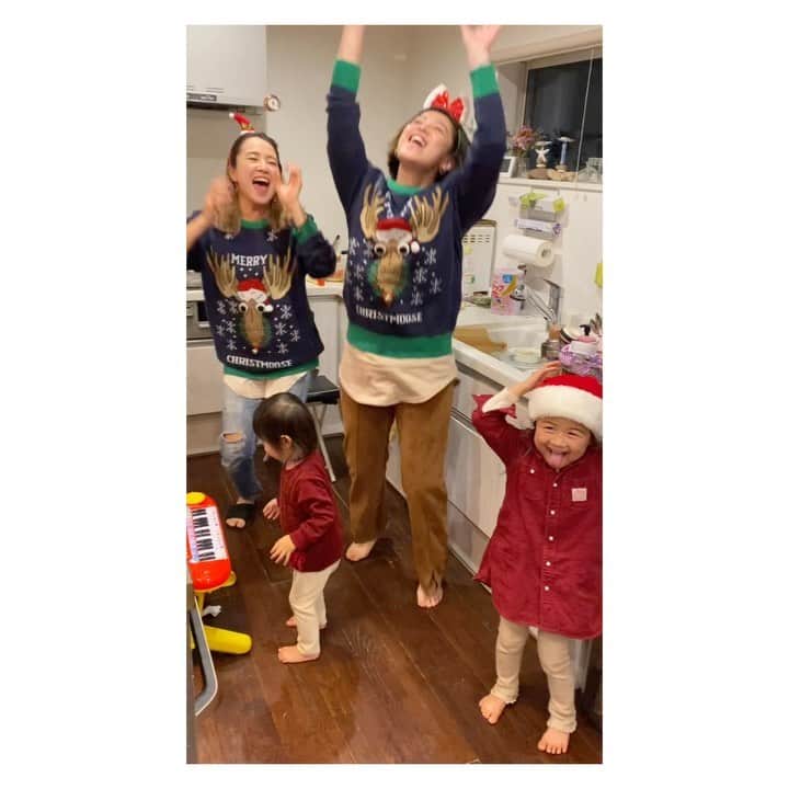 pukkeyのインスタグラム：「親も子供も全力で楽しむ クリスマス🎄♥️  @cholaco とはかれこれ 2013年からずっとクリスマスを過ごしているんだけど形が変われど毎年最高でホントに愛しかないクリスマスパーティー🥳🎉  お腹が捩れるほど笑えるそんな１日がホント幸せ♥️  ちなみになんの打ち合わせもなしに踊りがシンクロするってすごくない？笑」