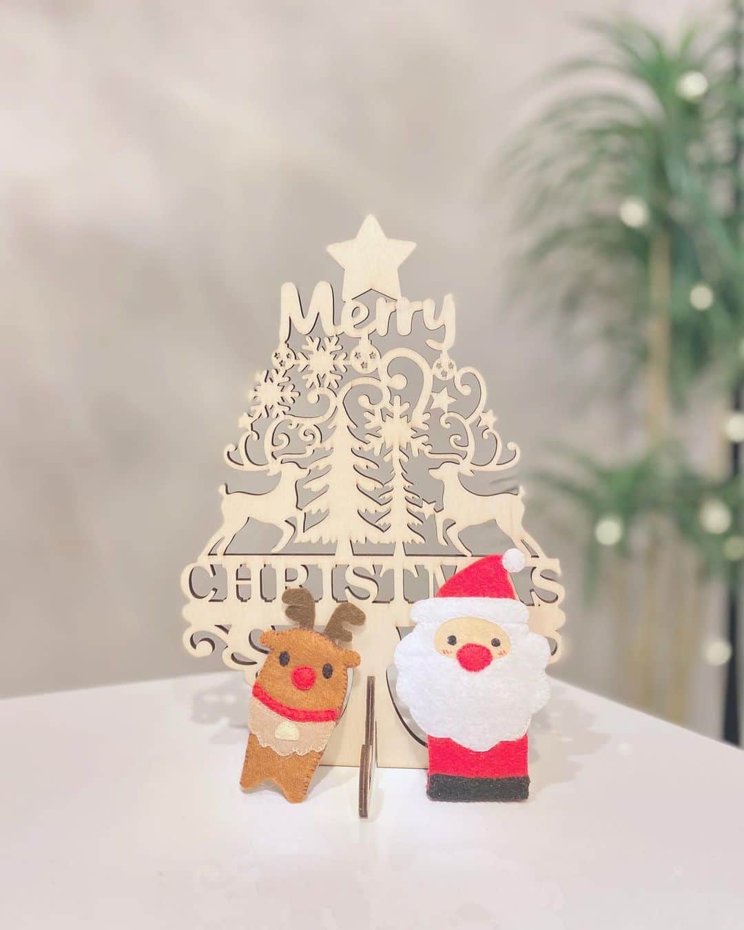 福田典子さんのインスタグラム写真 - (福田典子Instagram)「🎄ᴍᴇʀʀʏ ᴄʜʀɪsᴛᴍᴀs🎄 ㅤㅤㅤㅤㅤㅤㅤㅤㅤㅤㅤㅤㅤ ベビーにいつか使ってほしいなと思って作ったクリスマスのフェルト絵本。のサンタさんとトナカイさん。 どういうデザインなら使いやすいかなぁとか、この色合いがいいかなぁとか考えながら、こういうの作るの好きだったなぁと思い出しました。素敵な時間を過ごさせてもらっています。 ㅤㅤㅤㅤㅤㅤㅤㅤㅤㅤㅤㅤㅤ #MERRYCHRISTMAS」12月26日 0時10分 - norikofukuda212