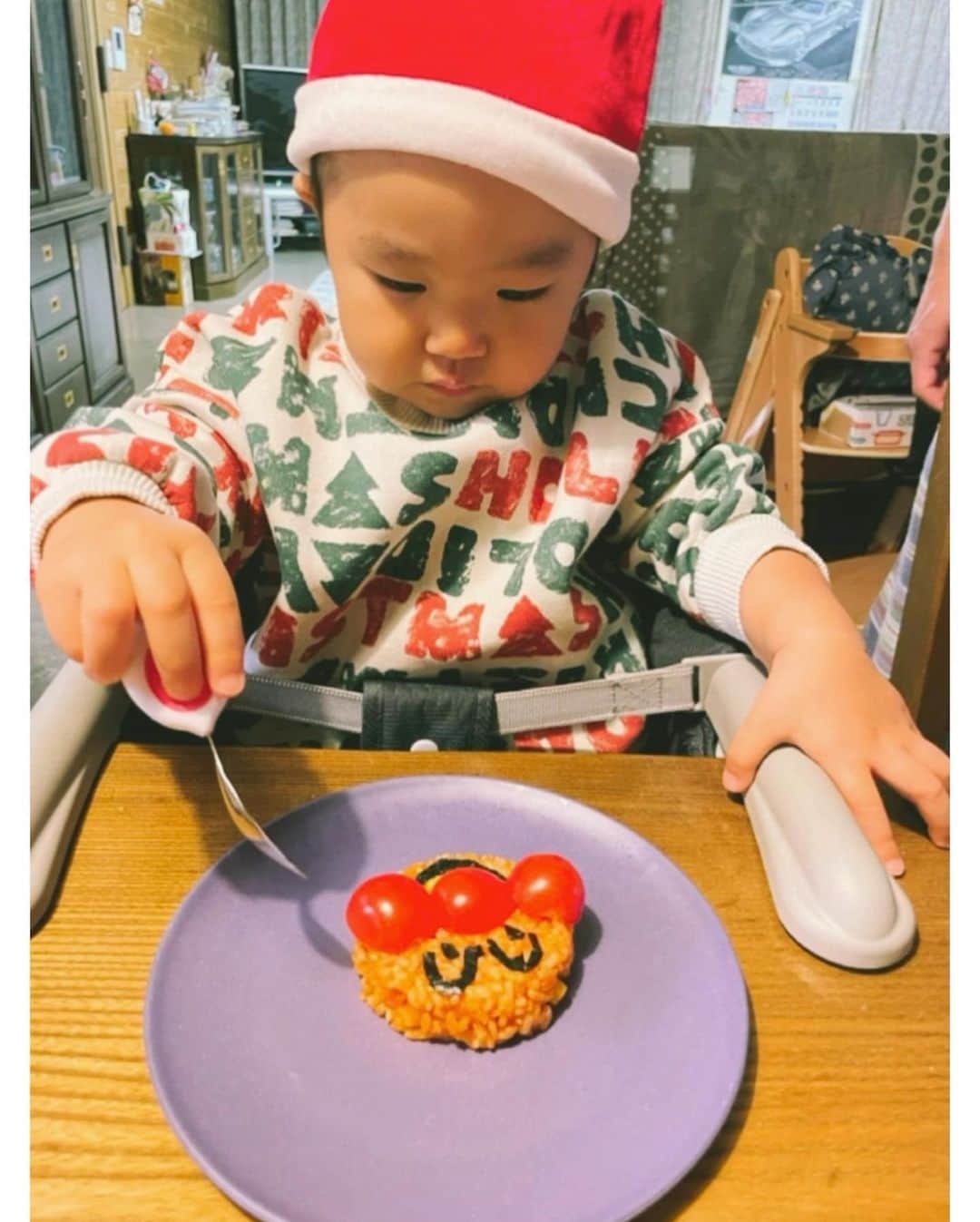 武田奈也さんのインスタグラム写真 - (武田奈也Instagram)「ㅤ 　 　 Merry Christmas🎅🎁❤️ 　 たくさんプレゼントもらえてよかったね🤍🤍🤍 毎日ケーキ食べ過ぎて胸焼けしてます。🎂 　 サンタさんは「パパ」ってバレてたけど😏 パパは明日も試合ファイトー🏒💛 　 　 　 　 ㅤ」12月26日 0時11分 - nana___takeda