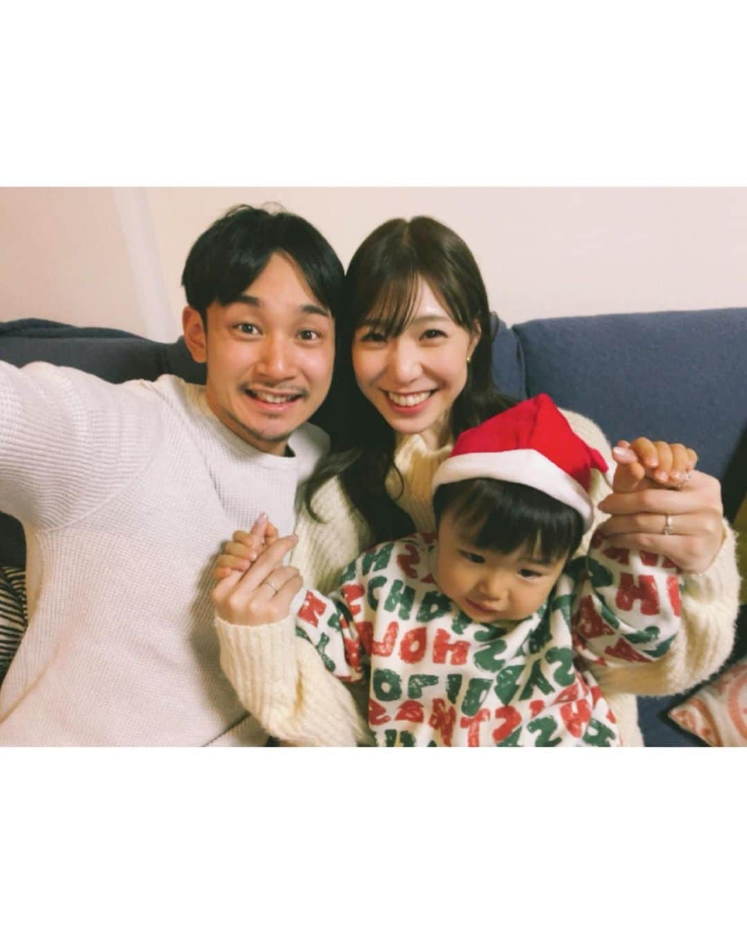 武田奈也のインスタグラム：「ㅤ 　 　 Merry Christmas🎅🎁❤️ 　 たくさんプレゼントもらえてよかったね🤍🤍🤍 毎日ケーキ食べ過ぎて胸焼けしてます。🎂 　 サンタさんは「パパ」ってバレてたけど😏 パパは明日も試合ファイトー🏒💛 　 　 　 　 ㅤ」