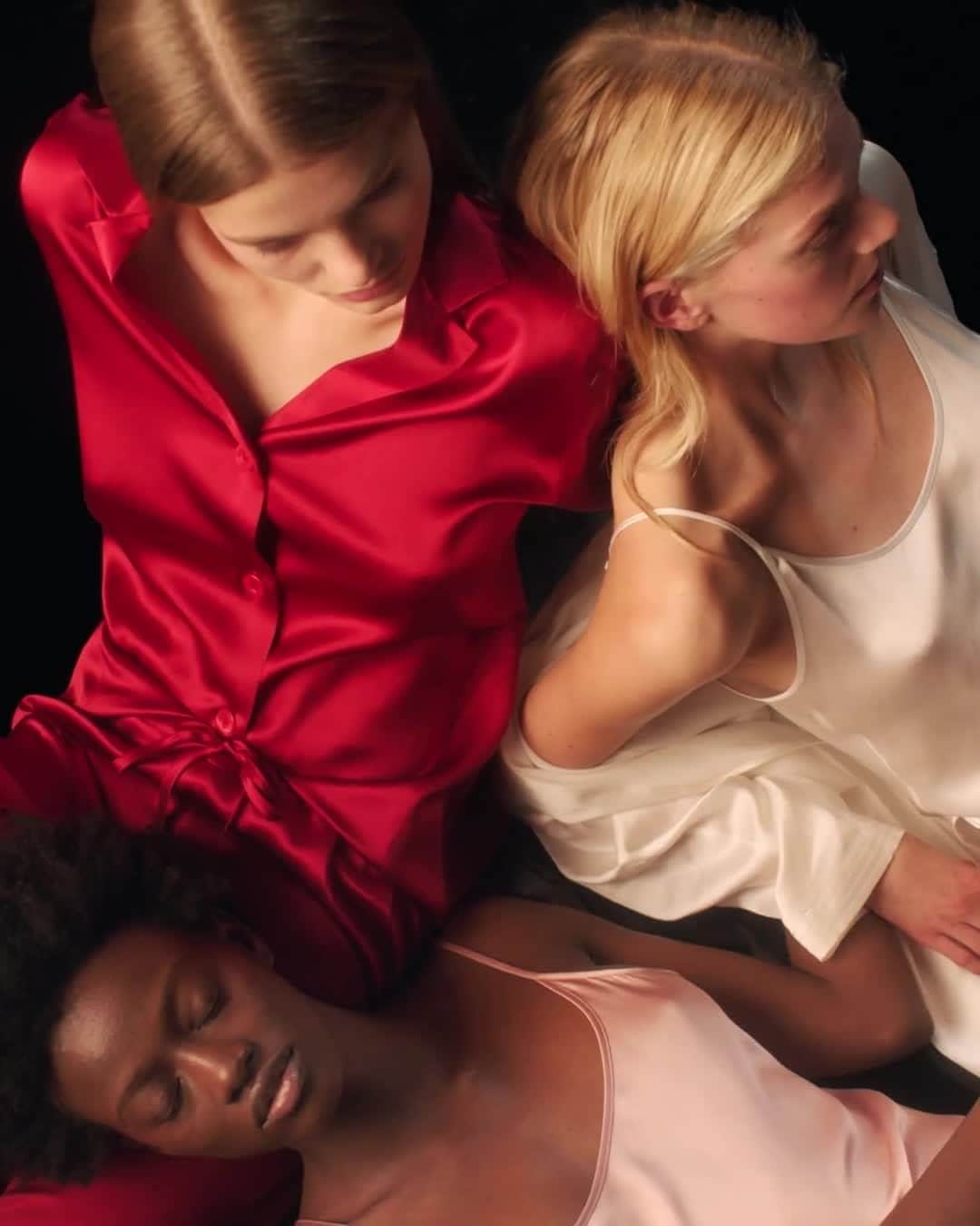 LA PERLAのインスタグラム：「Wishing you a Festive season filled with joy and unforgettable moments, with love from La Perla #LaPerla」