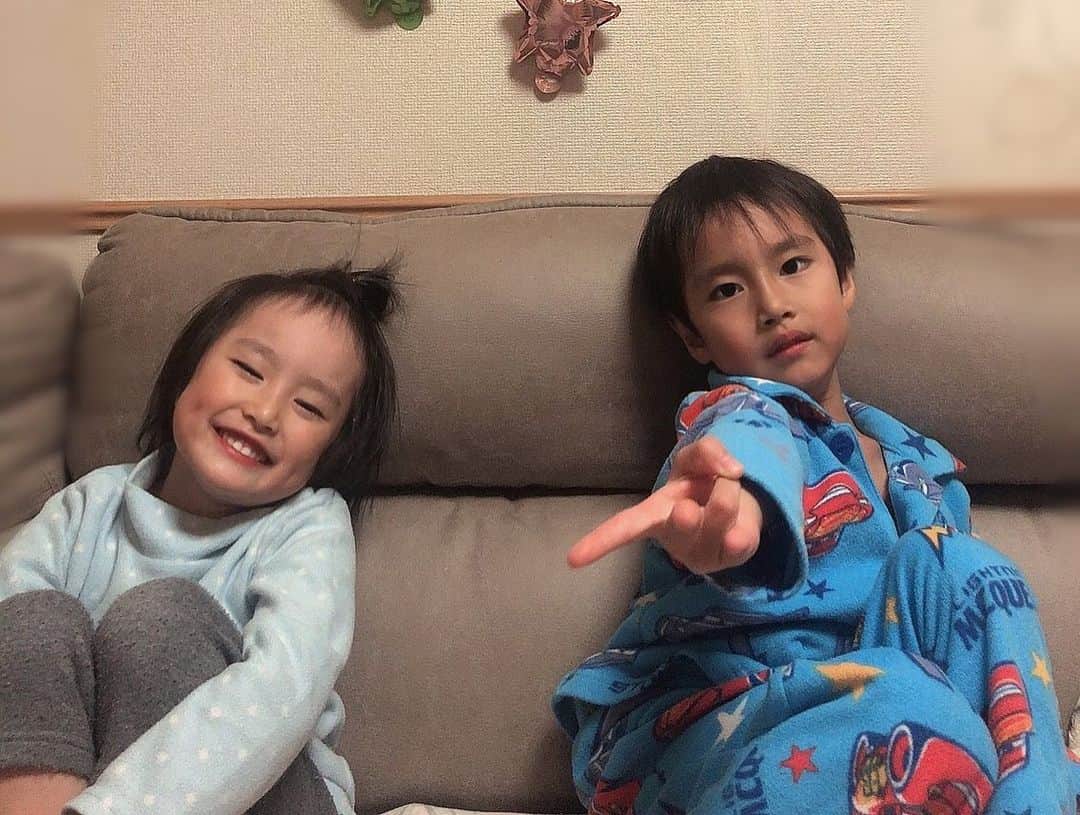 Ayanaさんのインスタグラム写真 - (AyanaInstagram)「.  merry xmas & happy birthday🎄💝  12/25 4歳お誕生日おめでとう🥳❤︎ 子供の成長が早すぎてついてけない！ それくらい大きくなったし猫思いだし よく1人で歌って踊って遊んでって 日に日に女の子らしさがある☺︎  まだまだ赤ちゃん風な喋り方だけど ゆあてぃんらしくていい🥰  過ぎちゃうけど 来年はディズニーだから楽しみだね✌︎❤︎  これからも大きく成長して みんなに愛される ゆあてぃんでいてくれますように🕊  #クリスマス #クリスマス誕生日 #娘 #4歳誕生日 #こどもがいる暮らし #多頭飼いの幸せ #ねこがいる生活 #サンタさんからのプレゼント #ディズニーマジックキャッスル #誕生日プレゼント #おままごとキッチン」12月26日 0時06分 - _paaaaan_