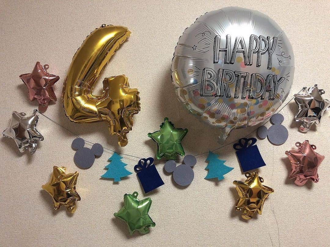 Ayanaさんのインスタグラム写真 - (AyanaInstagram)「.  merry xmas & happy birthday🎄💝  12/25 4歳お誕生日おめでとう🥳❤︎ 子供の成長が早すぎてついてけない！ それくらい大きくなったし猫思いだし よく1人で歌って踊って遊んでって 日に日に女の子らしさがある☺︎  まだまだ赤ちゃん風な喋り方だけど ゆあてぃんらしくていい🥰  過ぎちゃうけど 来年はディズニーだから楽しみだね✌︎❤︎  これからも大きく成長して みんなに愛される ゆあてぃんでいてくれますように🕊  #クリスマス #クリスマス誕生日 #娘 #4歳誕生日 #こどもがいる暮らし #多頭飼いの幸せ #ねこがいる生活 #サンタさんからのプレゼント #ディズニーマジックキャッスル #誕生日プレゼント #おままごとキッチン」12月26日 0時06分 - _paaaaan_