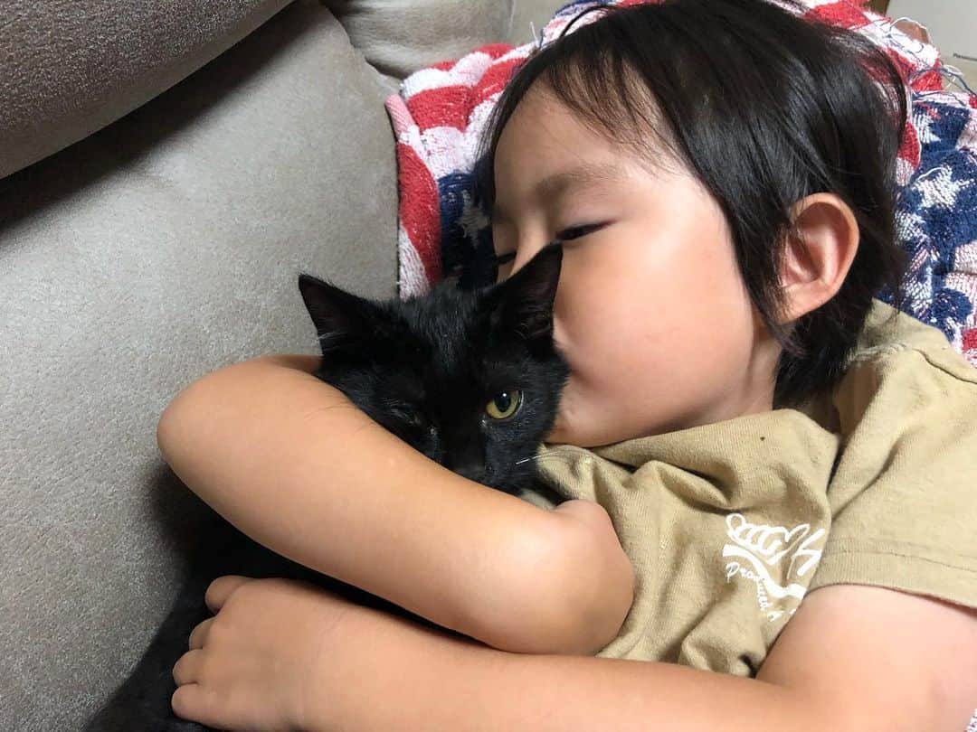 Ayanaさんのインスタグラム写真 - (AyanaInstagram)「.  merry xmas & happy birthday🎄💝  12/25 4歳お誕生日おめでとう🥳❤︎ 子供の成長が早すぎてついてけない！ それくらい大きくなったし猫思いだし よく1人で歌って踊って遊んでって 日に日に女の子らしさがある☺︎  まだまだ赤ちゃん風な喋り方だけど ゆあてぃんらしくていい🥰  過ぎちゃうけど 来年はディズニーだから楽しみだね✌︎❤︎  これからも大きく成長して みんなに愛される ゆあてぃんでいてくれますように🕊  #クリスマス #クリスマス誕生日 #娘 #4歳誕生日 #こどもがいる暮らし #多頭飼いの幸せ #ねこがいる生活 #サンタさんからのプレゼント #ディズニーマジックキャッスル #誕生日プレゼント #おままごとキッチン」12月26日 0時06分 - _paaaaan_