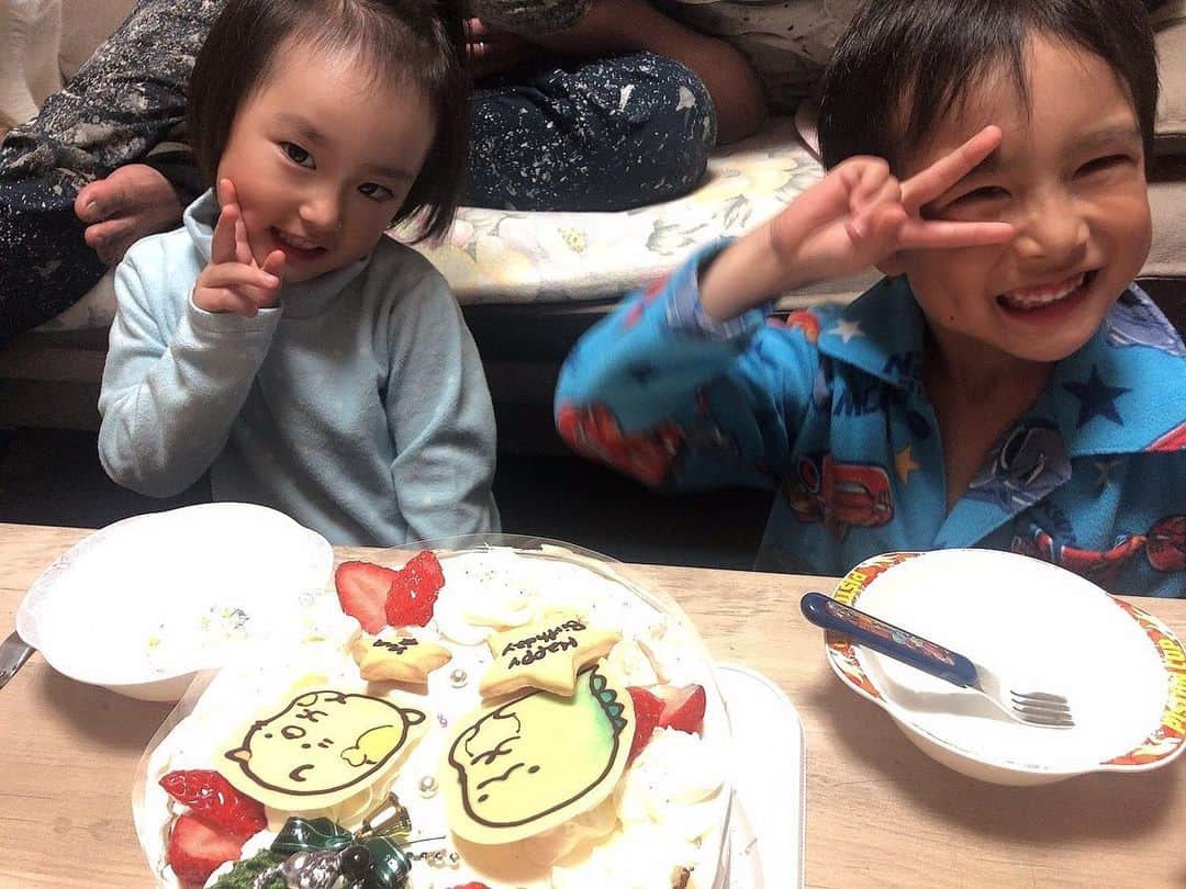Ayanaさんのインスタグラム写真 - (AyanaInstagram)「.  merry xmas & happy birthday🎄💝  12/25 4歳お誕生日おめでとう🥳❤︎ 子供の成長が早すぎてついてけない！ それくらい大きくなったし猫思いだし よく1人で歌って踊って遊んでって 日に日に女の子らしさがある☺︎  まだまだ赤ちゃん風な喋り方だけど ゆあてぃんらしくていい🥰  過ぎちゃうけど 来年はディズニーだから楽しみだね✌︎❤︎  これからも大きく成長して みんなに愛される ゆあてぃんでいてくれますように🕊  #クリスマス #クリスマス誕生日 #娘 #4歳誕生日 #こどもがいる暮らし #多頭飼いの幸せ #ねこがいる生活 #サンタさんからのプレゼント #ディズニーマジックキャッスル #誕生日プレゼント #おままごとキッチン」12月26日 0時06分 - _paaaaan_