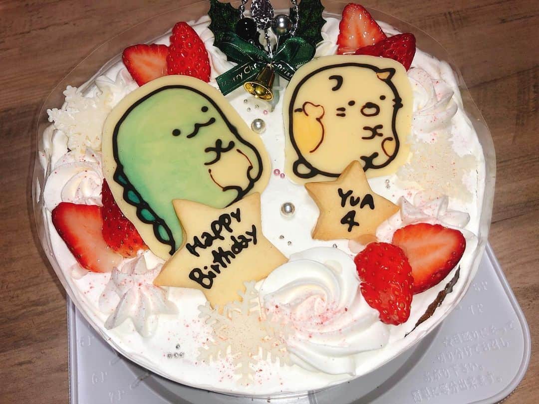 Ayanaさんのインスタグラム写真 - (AyanaInstagram)「.  merry xmas & happy birthday🎄💝  12/25 4歳お誕生日おめでとう🥳❤︎ 子供の成長が早すぎてついてけない！ それくらい大きくなったし猫思いだし よく1人で歌って踊って遊んでって 日に日に女の子らしさがある☺︎  まだまだ赤ちゃん風な喋り方だけど ゆあてぃんらしくていい🥰  過ぎちゃうけど 来年はディズニーだから楽しみだね✌︎❤︎  これからも大きく成長して みんなに愛される ゆあてぃんでいてくれますように🕊  #クリスマス #クリスマス誕生日 #娘 #4歳誕生日 #こどもがいる暮らし #多頭飼いの幸せ #ねこがいる生活 #サンタさんからのプレゼント #ディズニーマジックキャッスル #誕生日プレゼント #おままごとキッチン」12月26日 0時06分 - _paaaaan_