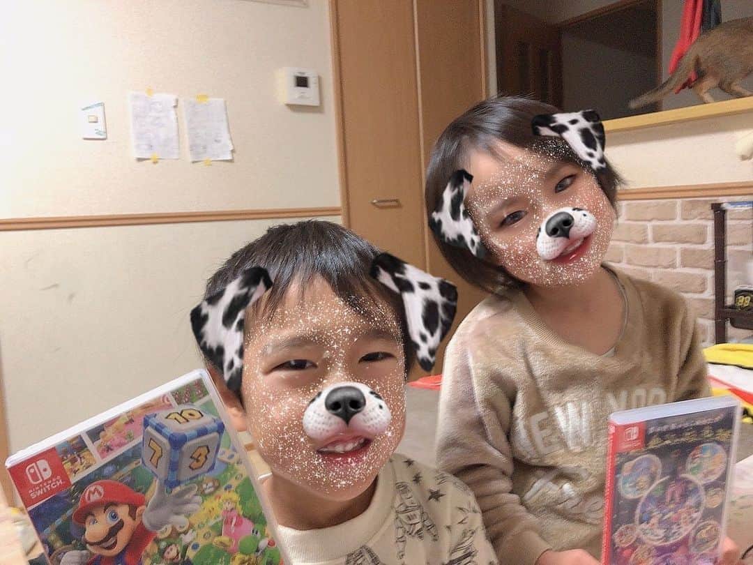 Ayanaさんのインスタグラム写真 - (AyanaInstagram)「.  merry xmas & happy birthday🎄💝  12/25 4歳お誕生日おめでとう🥳❤︎ 子供の成長が早すぎてついてけない！ それくらい大きくなったし猫思いだし よく1人で歌って踊って遊んでって 日に日に女の子らしさがある☺︎  まだまだ赤ちゃん風な喋り方だけど ゆあてぃんらしくていい🥰  過ぎちゃうけど 来年はディズニーだから楽しみだね✌︎❤︎  これからも大きく成長して みんなに愛される ゆあてぃんでいてくれますように🕊  #クリスマス #クリスマス誕生日 #娘 #4歳誕生日 #こどもがいる暮らし #多頭飼いの幸せ #ねこがいる生活 #サンタさんからのプレゼント #ディズニーマジックキャッスル #誕生日プレゼント #おままごとキッチン」12月26日 0時06分 - _paaaaan_