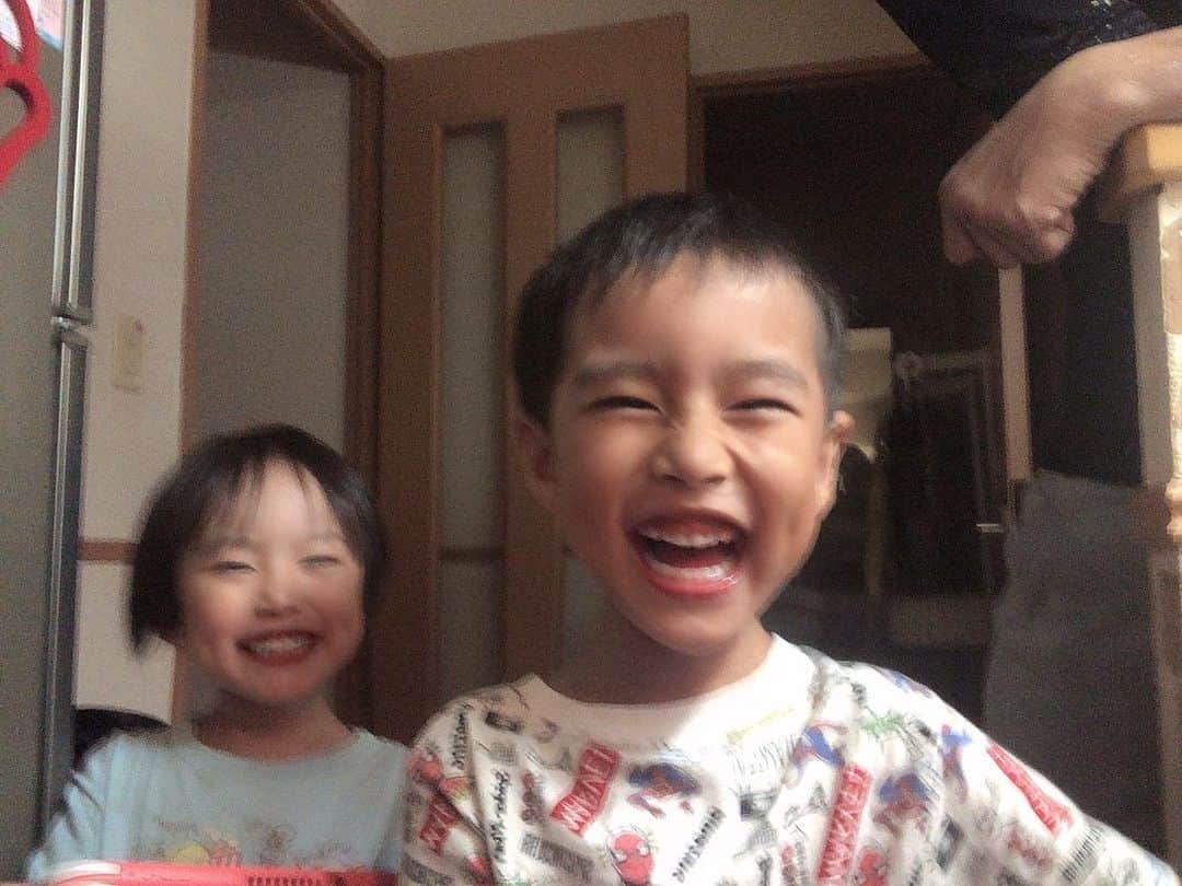 Ayanaさんのインスタグラム写真 - (AyanaInstagram)「.  merry xmas & happy birthday🎄💝  12/25 4歳お誕生日おめでとう🥳❤︎ 子供の成長が早すぎてついてけない！ それくらい大きくなったし猫思いだし よく1人で歌って踊って遊んでって 日に日に女の子らしさがある☺︎  まだまだ赤ちゃん風な喋り方だけど ゆあてぃんらしくていい🥰  過ぎちゃうけど 来年はディズニーだから楽しみだね✌︎❤︎  これからも大きく成長して みんなに愛される ゆあてぃんでいてくれますように🕊  #クリスマス #クリスマス誕生日 #娘 #4歳誕生日 #こどもがいる暮らし #多頭飼いの幸せ #ねこがいる生活 #サンタさんからのプレゼント #ディズニーマジックキャッスル #誕生日プレゼント #おままごとキッチン」12月26日 0時06分 - _paaaaan_
