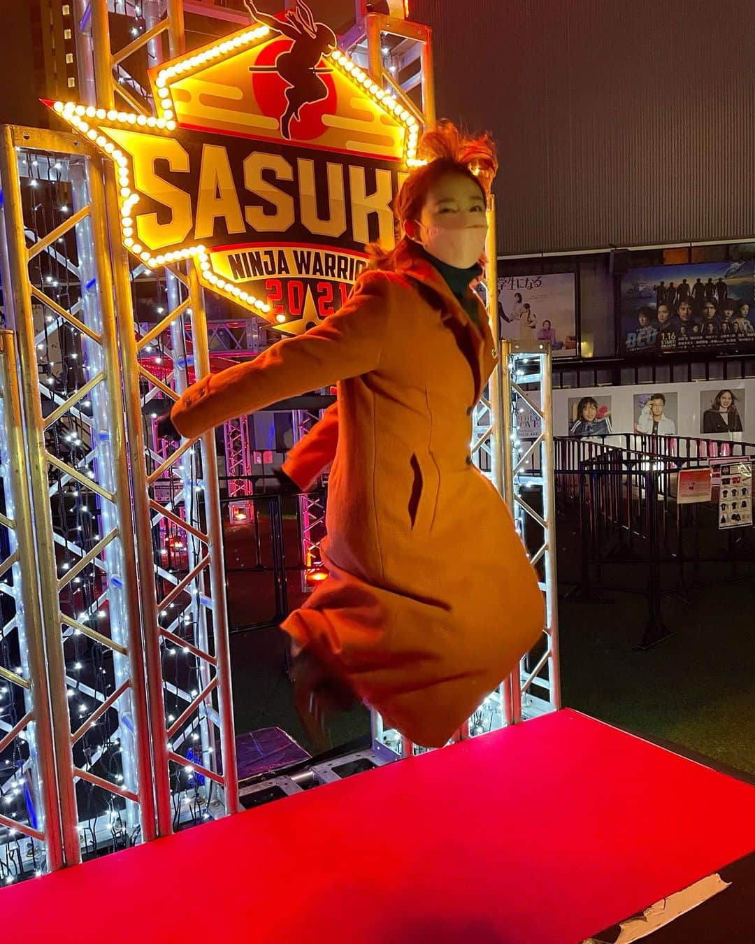 新井恵理那さんのインスタグラム写真 - (新井恵理那Instagram)「SASUKE! ステージで飛んでみました( ^ω^ )←前髪が触覚!笑 今年もご覧いただき、ありがとうございました〜！！！ 年越し寒波に備えてくださいね♪ #新情報7daysニュースキャスター #新井恵理那のweatherニュースキャスター #クリスマス #sasuke #トナカイ #新井恵理那 #centforce」12月26日 0時14分 - elina_arai