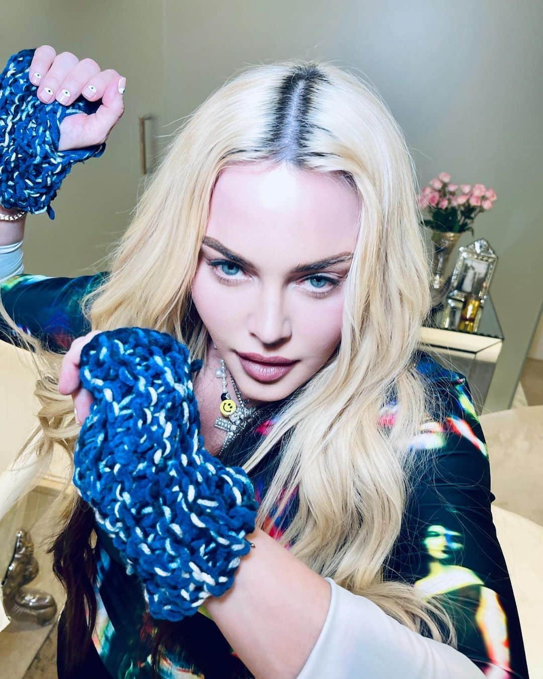 マドンナさんのインスタグラム写真 - (マドンナInstagram)「Estere knitted my gloves for X- mas! 🧤💚🎄🧤💚! Can you tell how proud I am ?」12月26日 1時09分 - madonna