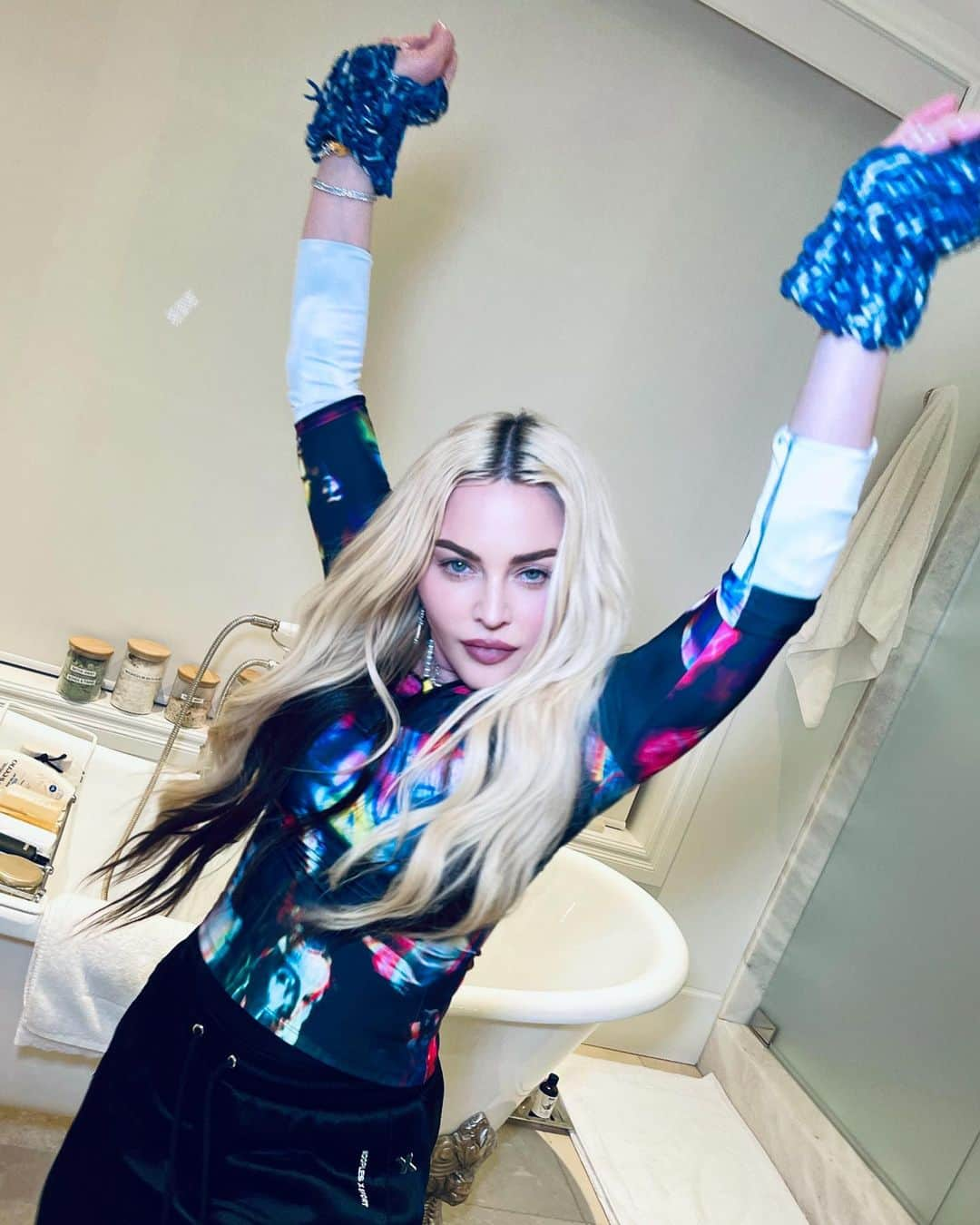 マドンナさんのインスタグラム写真 - (マドンナInstagram)「Estere knitted my gloves for X- mas! 🧤💚🎄🧤💚! Can you tell how proud I am ?」12月26日 1時09分 - madonna