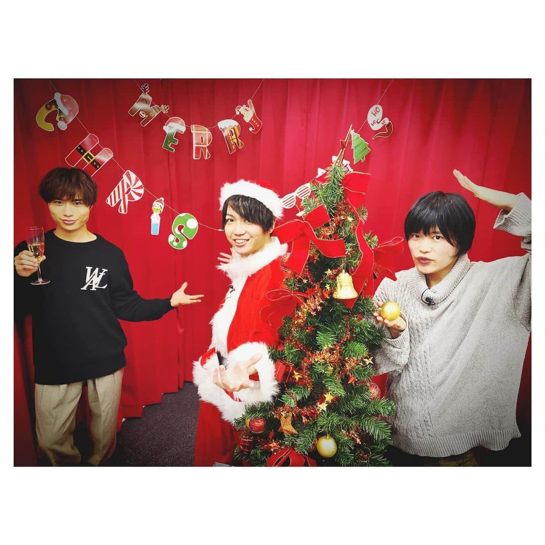 千葉翔也さんのインスタグラム写真 - (千葉翔也Instagram)「メリークリスマス🎄  大戸屋のチキン最高🍗  誕生日近辺は僕も深町さんも休んでたので こうして特番をできて嬉しかったです 4年連続だって。 そろそろ皆さんも覚えてくれたように思う 来年も何かやれたらいいよね  永野くんと遊ぶの本当に楽しかったなぁ またこうやって集まりたいね #深町寿成　#永野由祐 #千葉翔也 #深町千葉829 #大戸屋　#クリスマス　#サンタクロース」12月26日 1時15分 - shoya_chiba_official