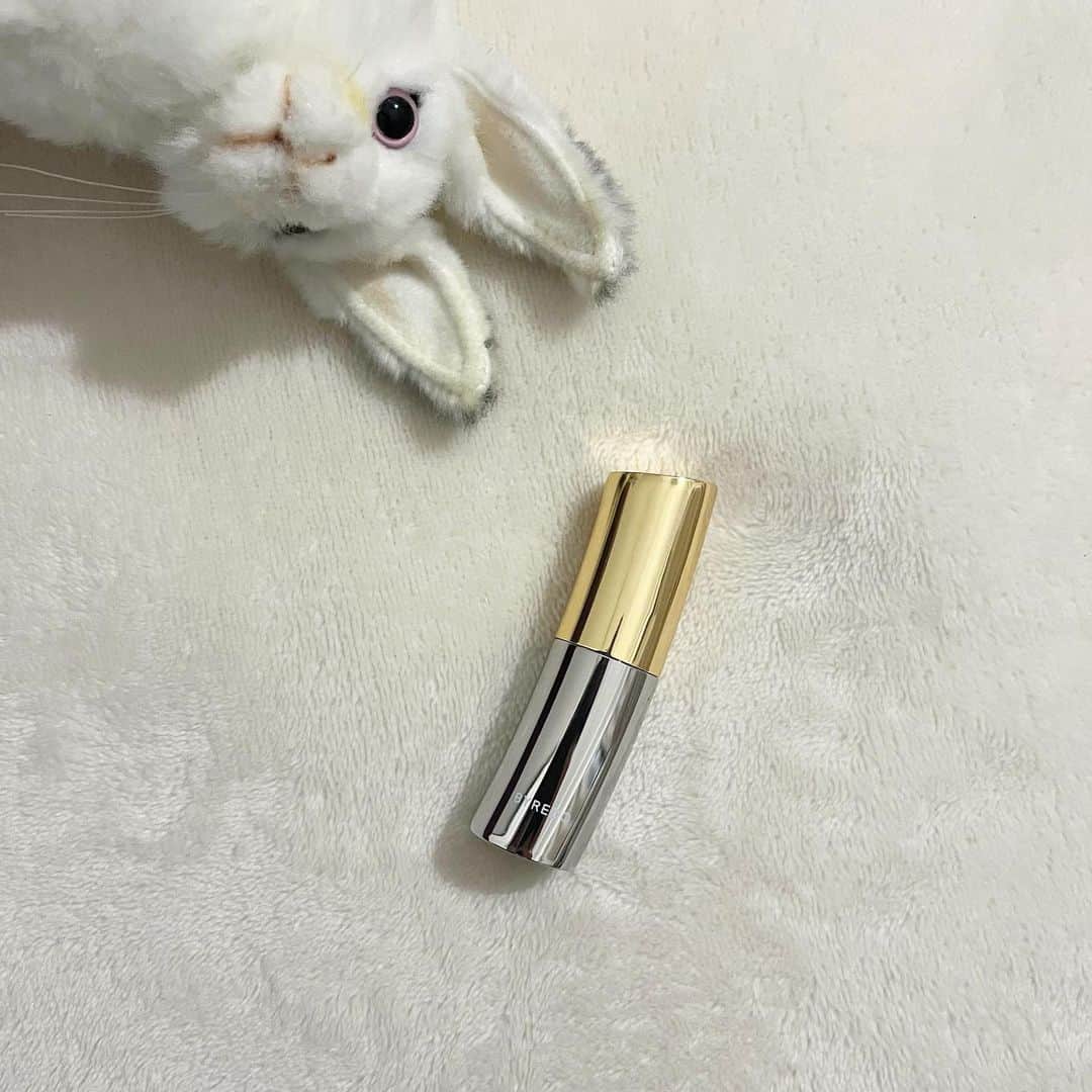 のインスタグラム：「自分へのクリスマスプレゼントは @officialbyredo のリップスティック LASCAUXという色🖤 デザインから全て愛せるリップって、意外とない。」