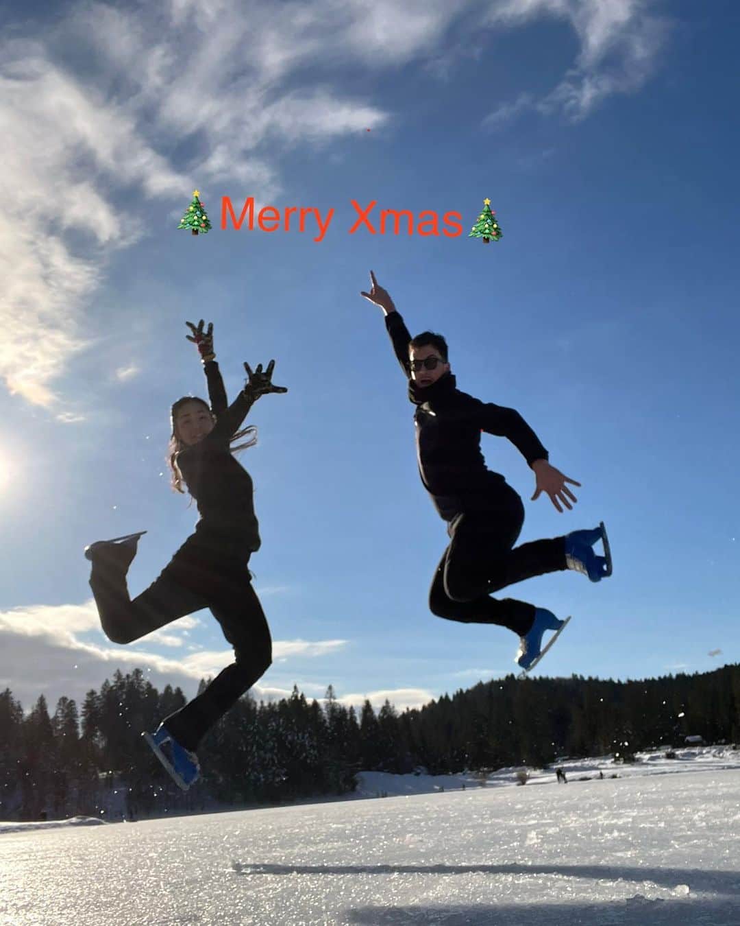 平井絵巳のインスタグラム：「🎄Merry Xmas🎄 Have a great Xmas 💕  初の湖のスケートリンクで滑りました⛸ 貸靴で滑るのもスケート始めて以来！意外にすべれました💨楽しかったー」
