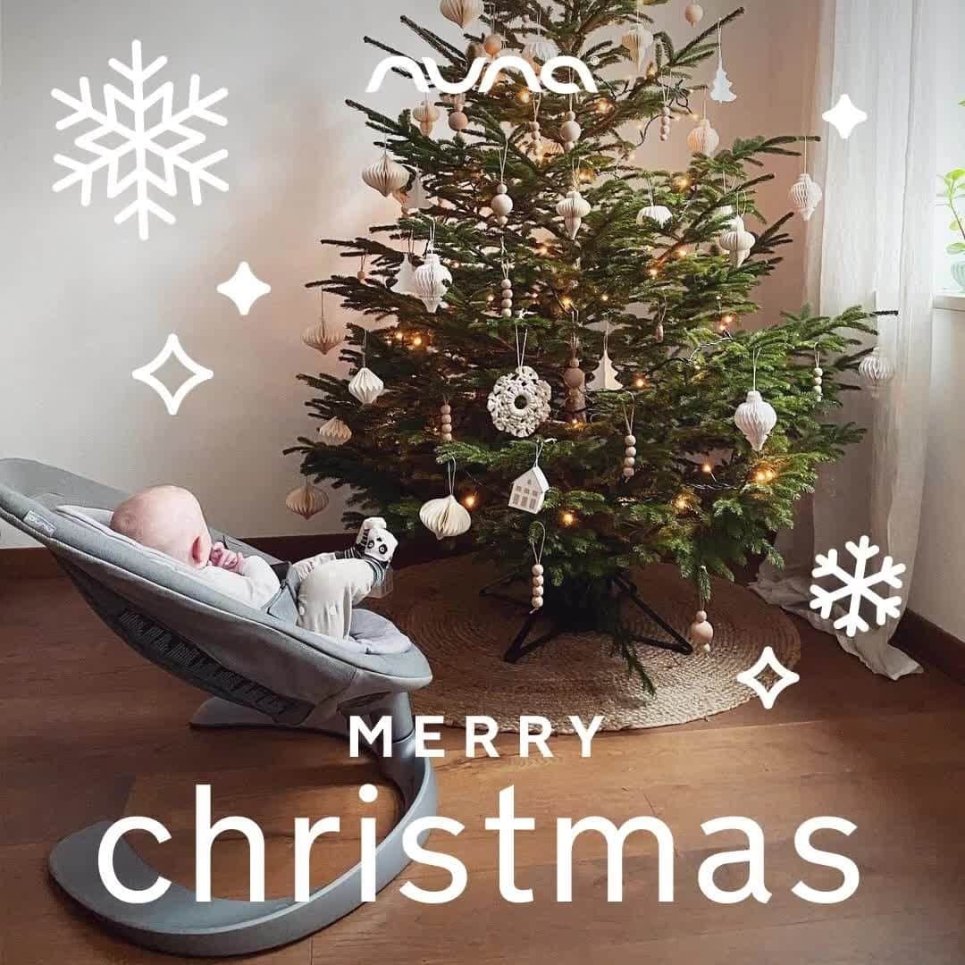 nunaのインスタグラム：「🎄 The best gift around any Christmas tree: the presence of a happy family all wrapped up in each other.   Merry Christmas! Enjoy this time with your loved ones! 🎄  PC: @janakoteska  #Nuna #MyNuna #christmas #merrychristmas #christmas2021 #nunafamily #christmastime #merryxmas」