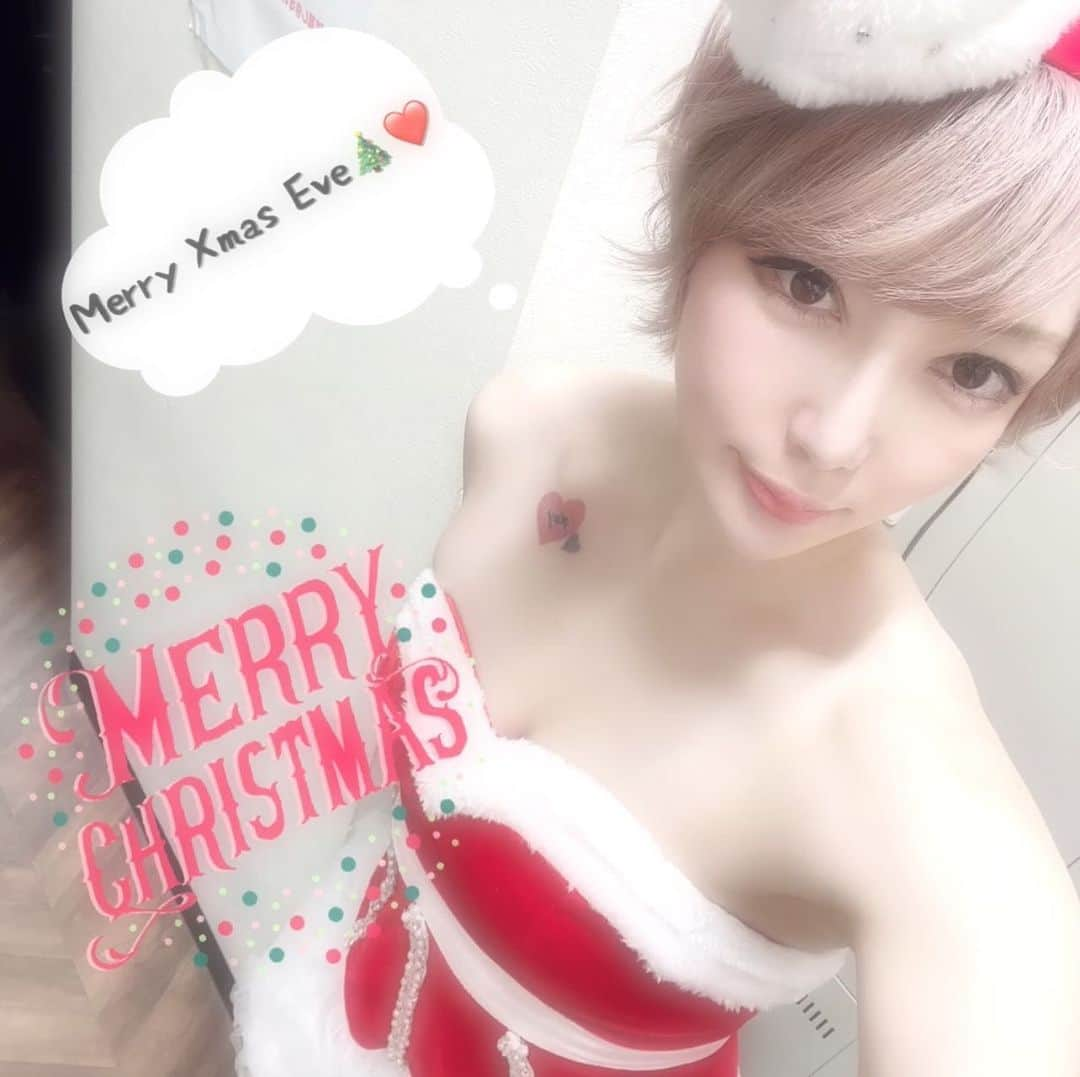 Melty輝のインスタグラム：「クリスマスイベント2日目❤️  Merry Christmas Eve🎄💓  @vellugue_keiyo   #千葉#西船橋#キャバクラ#キャバ嬢#ヴェルージュ#Vellugue#Melty輝#最強キャバ嬢#キックボクシング#格闘技#クリスマス# Xmas#クリスマスイベント#サンタコス」