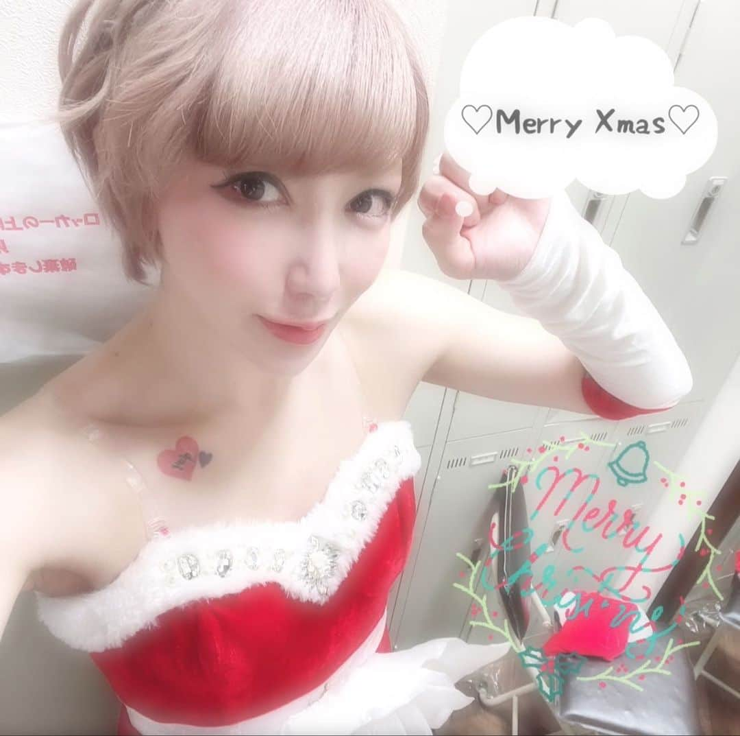 Melty輝のインスタグラム：「クリスマスイベント3日目❤️  Merry Xmas🎄💓  @vellugue_keiyo   #千葉#西船橋#キャバクラ#キャバ嬢#ヴェルージュ#Vellugue#Melty輝#最強キャバ嬢#キックボクシング#格闘技#クリスマス# Xmas#クリスマスイベント#サンタコス」