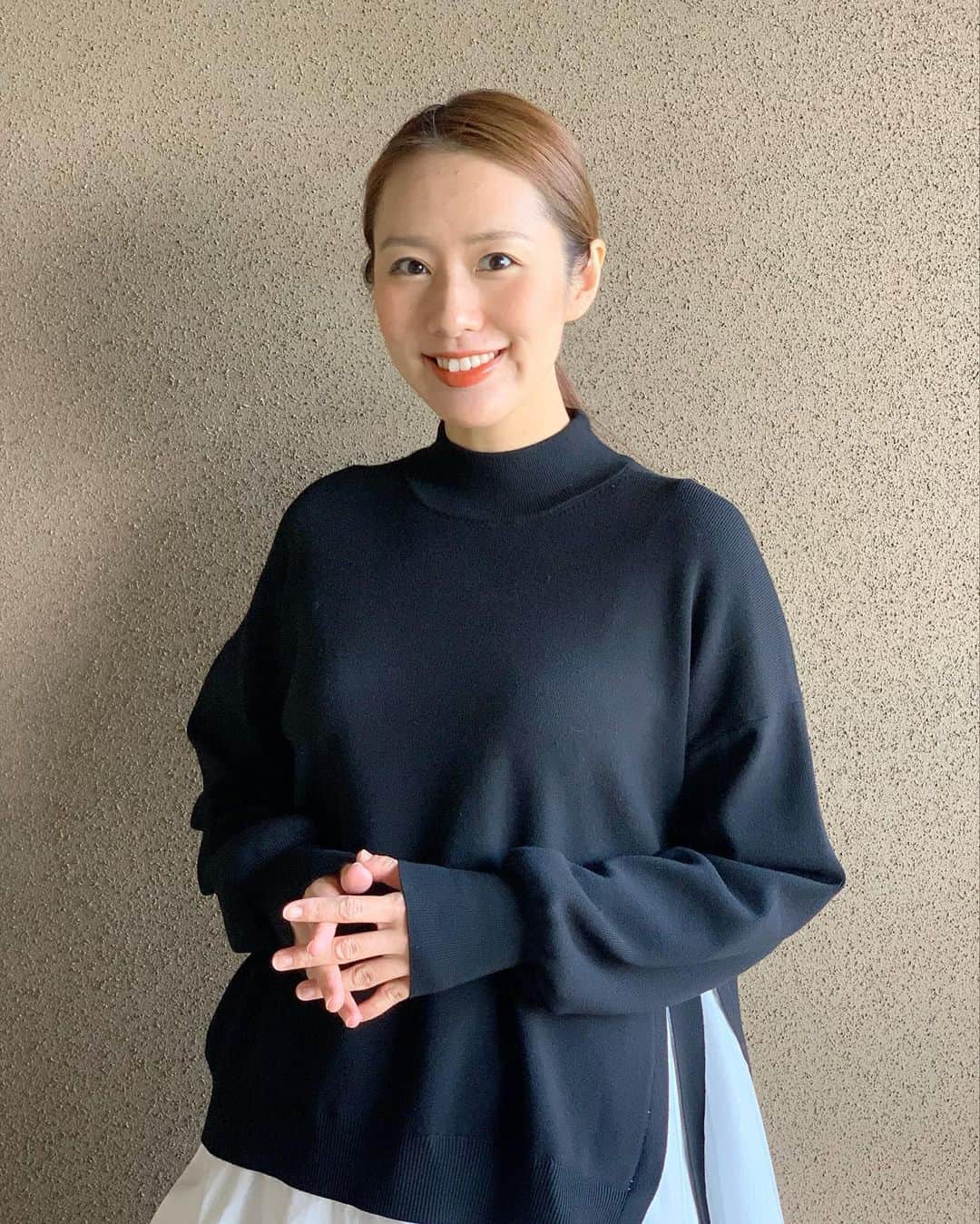 守永真彩のインスタグラム：「. . 今日は有馬記念day‼️ 予想は ・集英社　webスポルティーバ ・グリーンチャンネル  KEIBAコンシェルジュ ・アプリ　デイリー馬三郎  に載せてます👍✨ 馬三郎はフルカラー✨✨  もう馬券は買ったので、新聞握りしめて応援するのみ🗞💓 全人馬無事に。  グランプリ楽しみだ❗️  #有馬記念 #グランプリ #JRA」