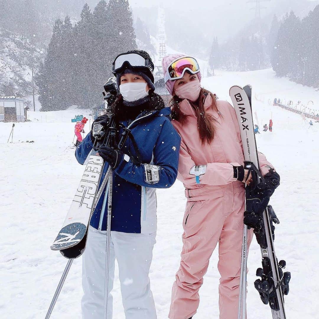 美香さんのインスタグラム写真 - (美香Instagram)「新潟来たよ🎿💗💗💗  ゴーグルや帽子は結局 スキー場でバタバタ買い、箱を開けたらゴーグルが花柄で落ち込み中🙈笑 のりへいちゃん@norihey924  と滑れて楽しかった💗」12月26日 15時39分 - mikaofficial99