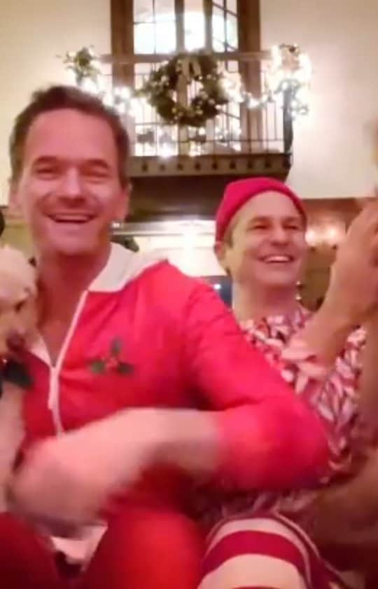 ニール・パトリック・ハリスのインスタグラム：「Hope everyone had a wonderful Christmas! ❤💚🎄🎁 #neilpatrickharris #davidburtka #nph #db #tagsforlikes #actors #lovethem #handsome #chef #repost #gideonscott #harpergrace #twins #burtkaharrisfamily #burtkaharris #family #couple #husbands @nph @dbelicious 💙💙 [Repost from @nph]」