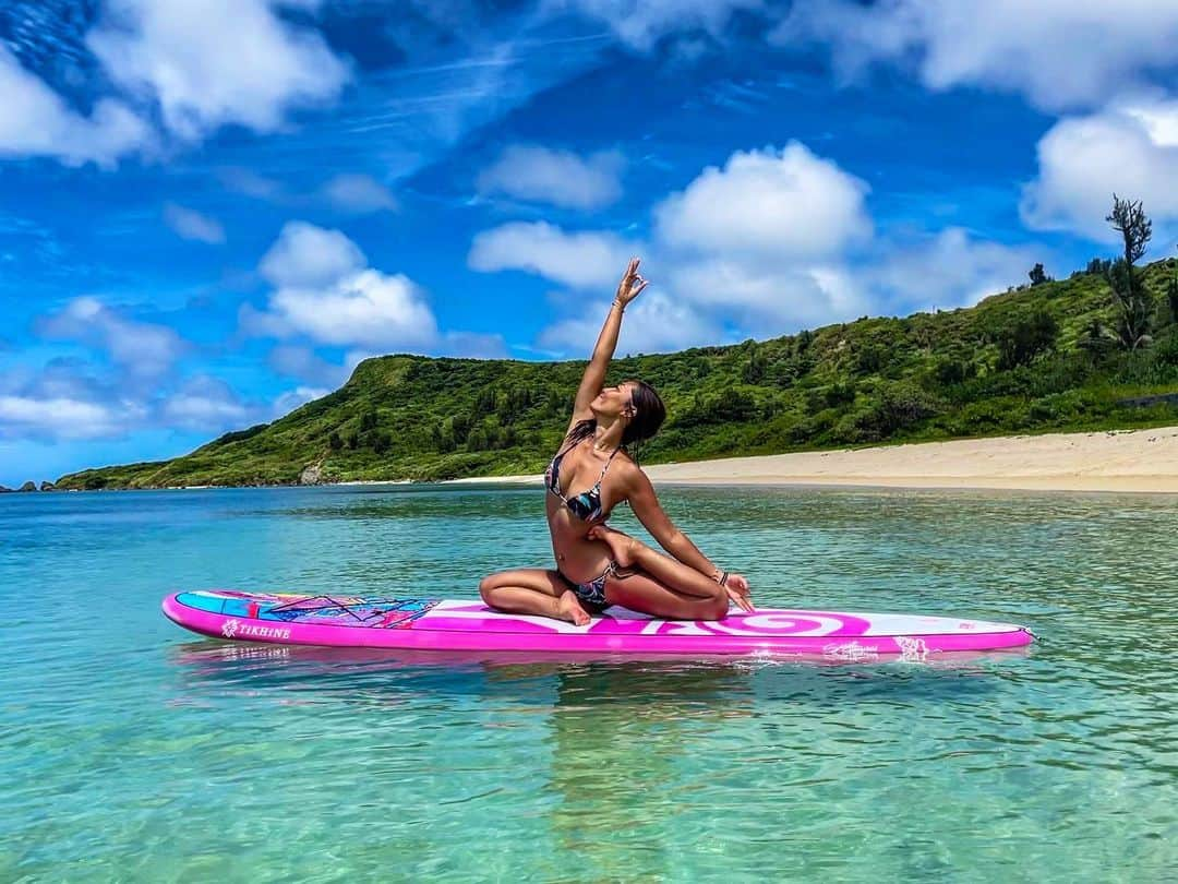 大下瞳美さんのインスタグラム写真 - (大下瞳美Instagram)「はーい🧜🏽‍♀️🧜🏽‍♀️  こんな年末に海の写真🤣  来年1月22日23日TSSコラボイベントヨガで健康文化を！！ の主催を関わらせていただきました🙏🙏🙏  当日28団体の広島のヨガの先生がマリーナホップに集結します🙌🙌🙌🙌🙌🙌🙌🙌🙌  目的は、コロナ禍から脱コロナになる前に皆さんの悩んでいる、カラダの痛みや、運動不足。。  ヨガはあらゆる痛みや生活習慣の改善に役立ちます。  そこで、ヨガやってみたいけど勇気が出ない。。  ヨガにご縁がなかった方もこの2日間は、好きなだけ受け放題で、1000円！！  2日間で50レッスン以上あり、会場も5つに別れています。  2日間サップヨガは1日中開催しています！！  室内なので、雨でも雪でも大丈夫🙆🏽‍♀️🙆🏽‍♀️  新年に自律神経調えてカラダのデトックスはじめにしてみませんか？？  私は1日目の10:00からヨガを体験した事ない方向けのヨガレッスンも開催します🙌  是非皆様、お誘い合わせの上、会場へお越しくださいませー！  チケットはセブンイレブンで12月25日より発売開始となっております🙏🙏  スアヨガでもご購入いただけます！！  家族揃ってマリーナホップへGO👍🏽👍🏽👍🏽👍🏽👍🏽👍🏽👍🏽👍🏽👍🏽  TSSにてCMも流れているでチェックしてみてくださいね！  HPは私のインスタTOPご覧ください。 https://www.tss-pro.co.jp/yoga2022/  1月に、広島マリーナホップでお会いしましょう！  #イベント#ヨガ#ヨガイベント #健康#癒し#楽しい#ダイエット #ヨガ好きな人と繋がりたい #ヨガ好き#健康オタク#ヨガ#広島ヨガ#ヨガイベント#サップヨガ#プールデビュー #広島県#広島#マリーナホップ#オンラインヨガ #ヨガインストラクター#集結#大人#子ども#親子#ヨガ初心者 #yogatime#supyoga#yogaevent #hiroshimajapan #everyone #goto #yoga」12月26日 7時10分 - hitomiooshita