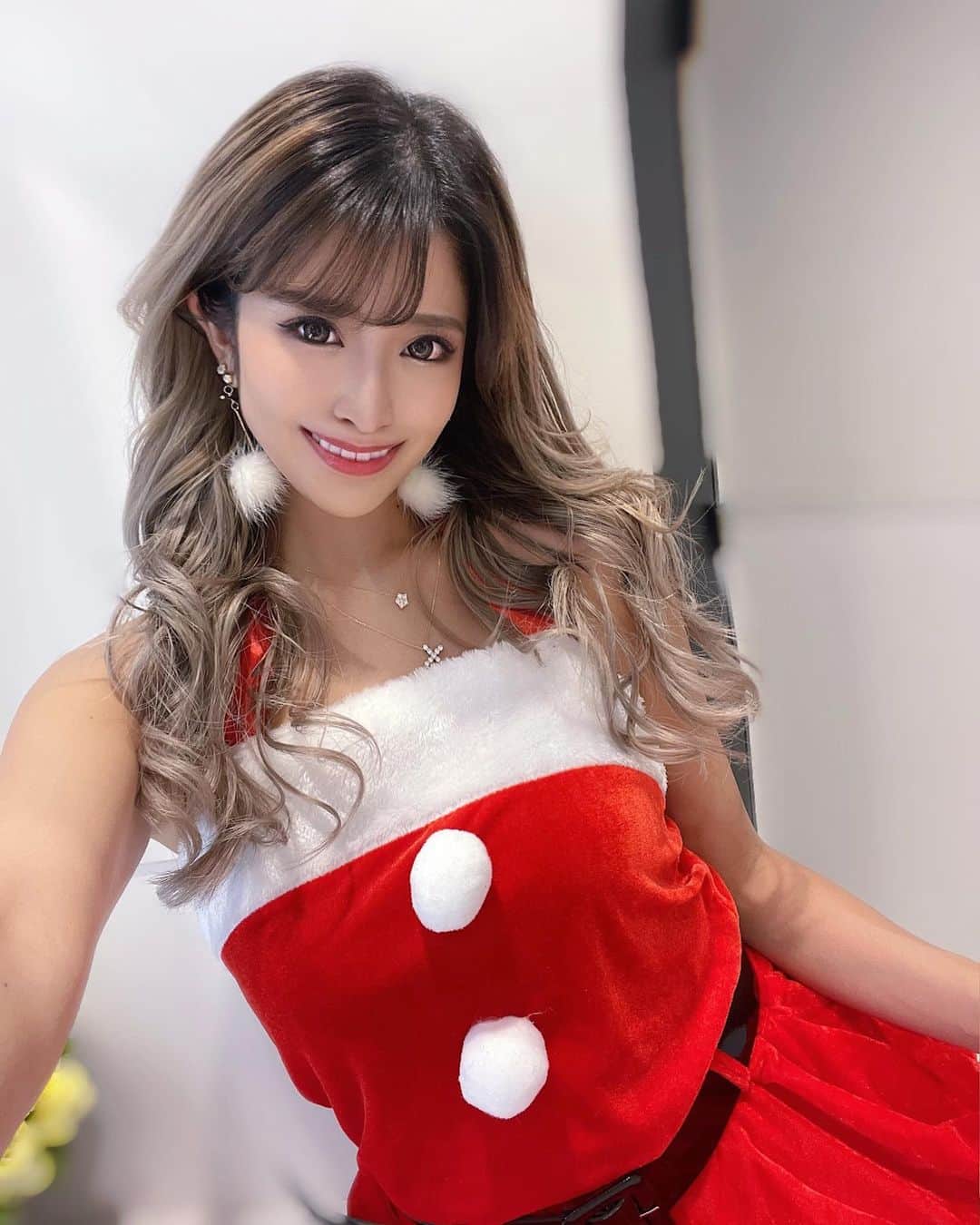 鈴木まりなのインスタグラム：「  今年のクリスマスもDJでした🎅🏻🍒 楽しかった🤍     New Colorはローレンでっ🥰 暗くしたけどまた明るくしました💕  salon @rollen_official  PIC  @rollen_katagiri さん    いつもありがとうございます💪     #merrychristmas」