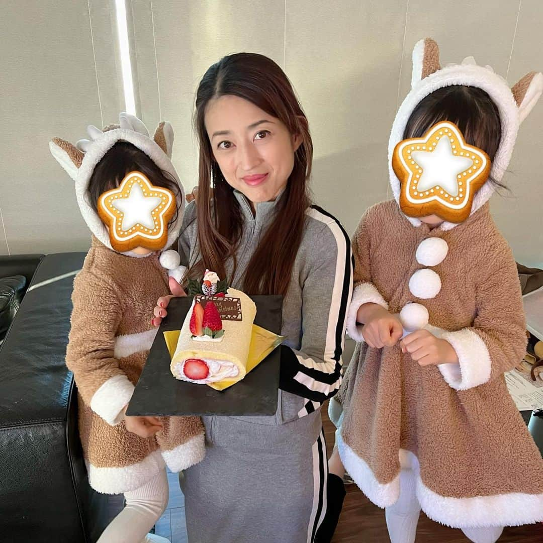 小沢真珠さんのインスタグラム写真 - (小沢真珠Instagram)「今年のクリスマスケーキは、、いちごのロールケーキを作りました🍓今回もあやか先生に教えて頂きました。娘たちは姉妹お揃いでトナカイになりました。親子お揃いにしようか迷いましたがwお料理に集中したいので @doublestandard_officialのパーカーとスカートで。  #いちごのロールケーキ#ロールケーキ  #クリスマスデザート #クリスマスおやつ  #おうちカフェ #お菓子作り#お菓子#手作りお菓子 #今日のおやつ#おやつ時間 #いちご#ストロベリー#いちごデザート #strawberry#homemade #strawberrydessert #christmasdessert」12月26日 7時24分 - maju_ozawa