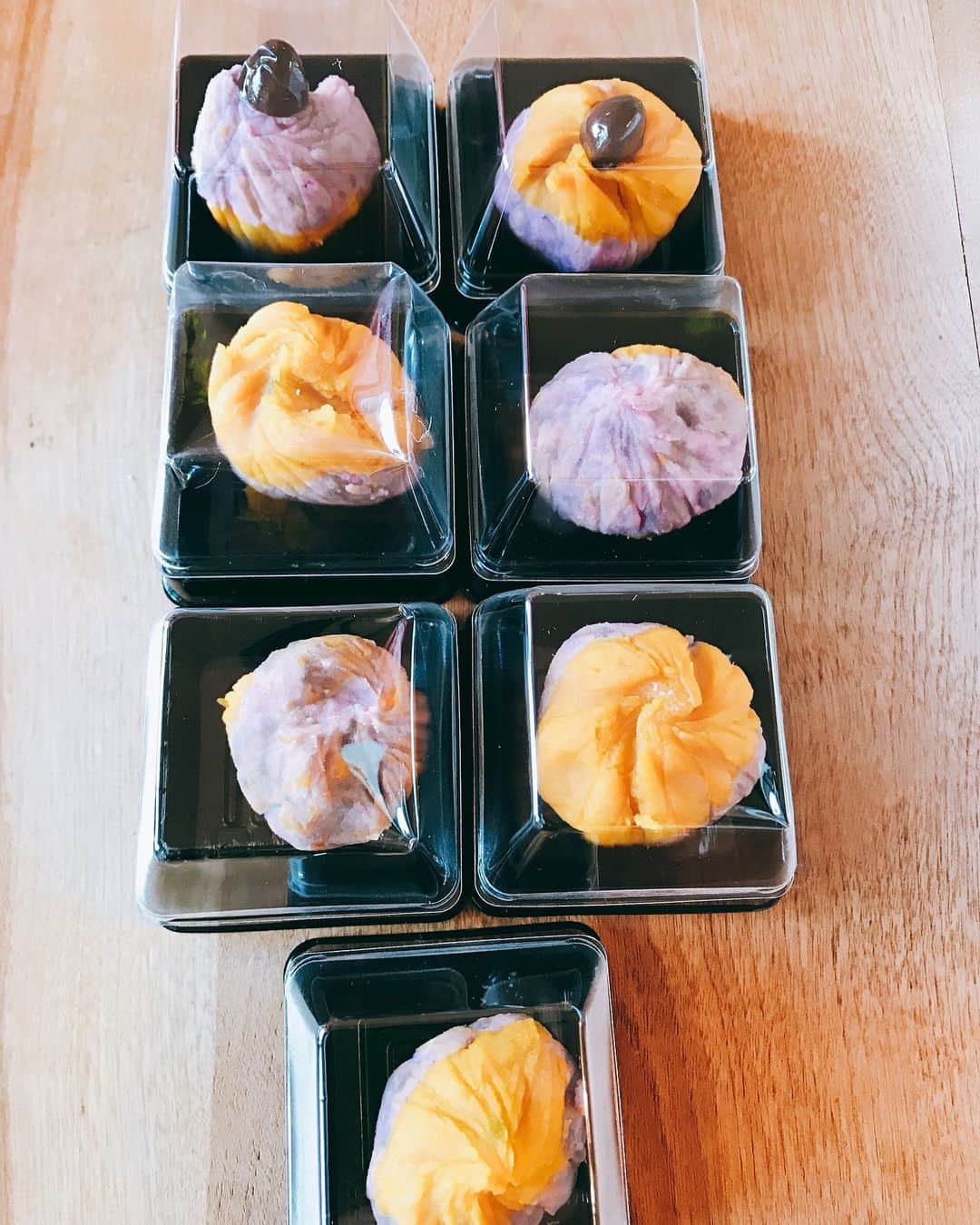 のインスタグラム：「お節  今年はお節は作らないことにしました  これは豆がいる頃に作った、  紫と普通の色のさつまいもの、  犬用の  きんとん  本来であれば今日から黒豆を浸水させるけど。。  ハナちゃんにマグロと  久しぶりに  姫たら  も買って食べてもらおうかにゃ  出来上がったからすみは、急いで実家に送ります♪   #犬用お節  #今年はのんびり  #ハナちゃん  #姫たら」