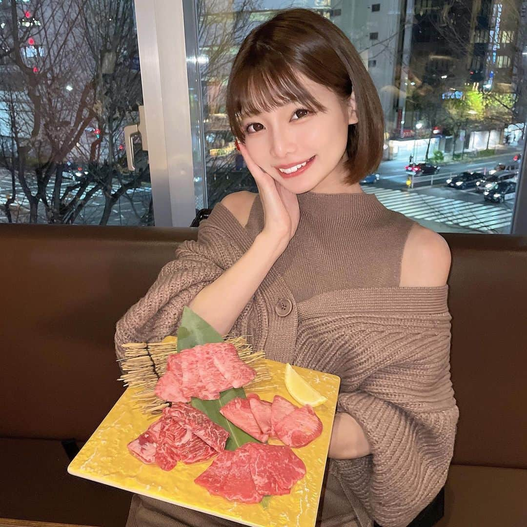 米倉みゆさんのインスタグラム写真 - (米倉みゆInstagram)「米倉みゆと焼肉なう🥩‪ · オフ会の後、ゆりりんとそのまま新宿に焼肉しにいきました～🍖 · たらふく食べた… ３種盛りの豪華さよ…全部美味しかったけど、サーロイン握り感動したなぁ…とろけるお肉ってやつまさかに🥲🥲✨✨✨ · 新宿からも徒歩圏内 新宿三丁目から激近だから みんなも行ってみてええええ！ コスパめっちゃよい！🍖 · · · · · #もぐもぐする米倉  #焼肉わしの #新宿焼肉 #新宿グルメ #神戸牛焼肉 #新宿ランチ #新宿御苑 #新宿ディナー #新宿三丁目 #新宿御苑前グルメ #新宿三丁目グルメ #グルメ女子  #グルメスタグラム #美味しいお店 #美味しい焼肉 #インスタ映え #インスタ映えグルメ #映えスポット #夜景 #food #foodie #foodstagram #eat #yummy #gourmet #japanesegirl #japanesefood #japan  #japanfood #smile」12月26日 8時08分 - yone__miyu630