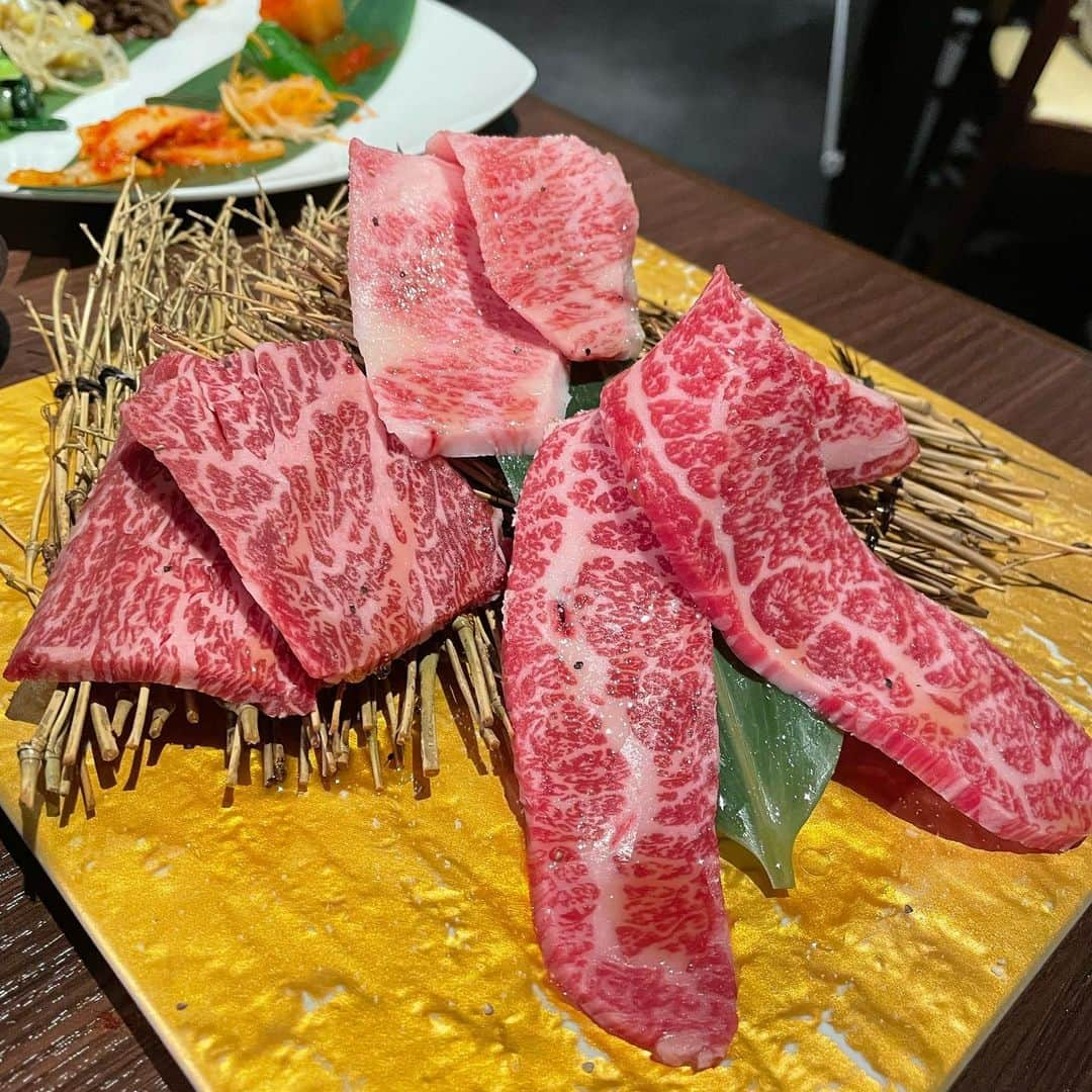 米倉みゆさんのインスタグラム写真 - (米倉みゆInstagram)「米倉みゆと焼肉なう🥩‪ · オフ会の後、ゆりりんとそのまま新宿に焼肉しにいきました～🍖 · たらふく食べた… ３種盛りの豪華さよ…全部美味しかったけど、サーロイン握り感動したなぁ…とろけるお肉ってやつまさかに🥲🥲✨✨✨ · 新宿からも徒歩圏内 新宿三丁目から激近だから みんなも行ってみてええええ！ コスパめっちゃよい！🍖 · · · · · #もぐもぐする米倉  #焼肉わしの #新宿焼肉 #新宿グルメ #神戸牛焼肉 #新宿ランチ #新宿御苑 #新宿ディナー #新宿三丁目 #新宿御苑前グルメ #新宿三丁目グルメ #グルメ女子  #グルメスタグラム #美味しいお店 #美味しい焼肉 #インスタ映え #インスタ映えグルメ #映えスポット #夜景 #food #foodie #foodstagram #eat #yummy #gourmet #japanesegirl #japanesefood #japan  #japanfood #smile」12月26日 8時08分 - yone__miyu630