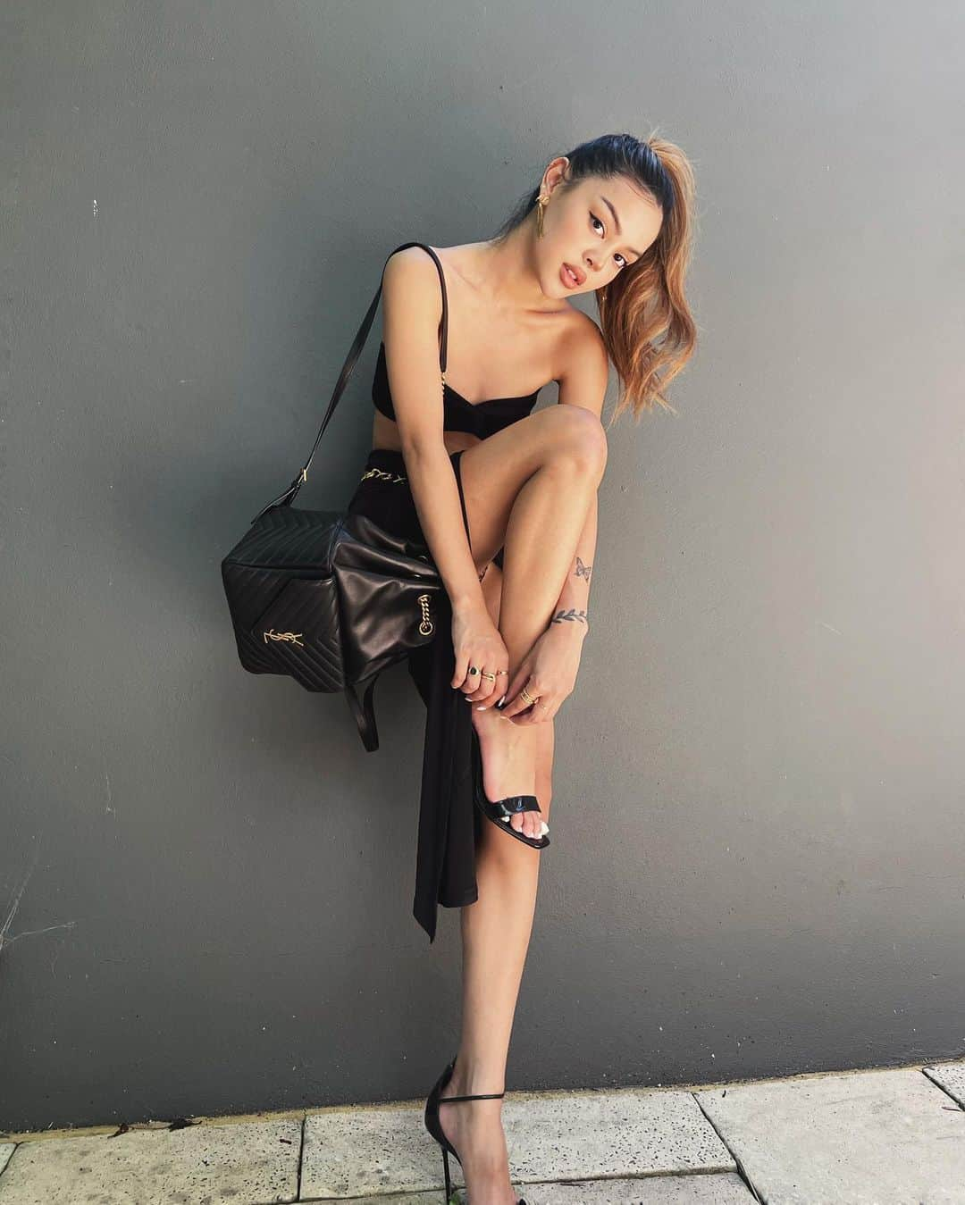 リリーマイマックさんのインスタグラム写真 - (リリーマイマックInstagram)「Fit @revolve all accessories @ysl 🖤 Love this skirt from @loversfriendsla」12月26日 8時14分 - lilymaymac